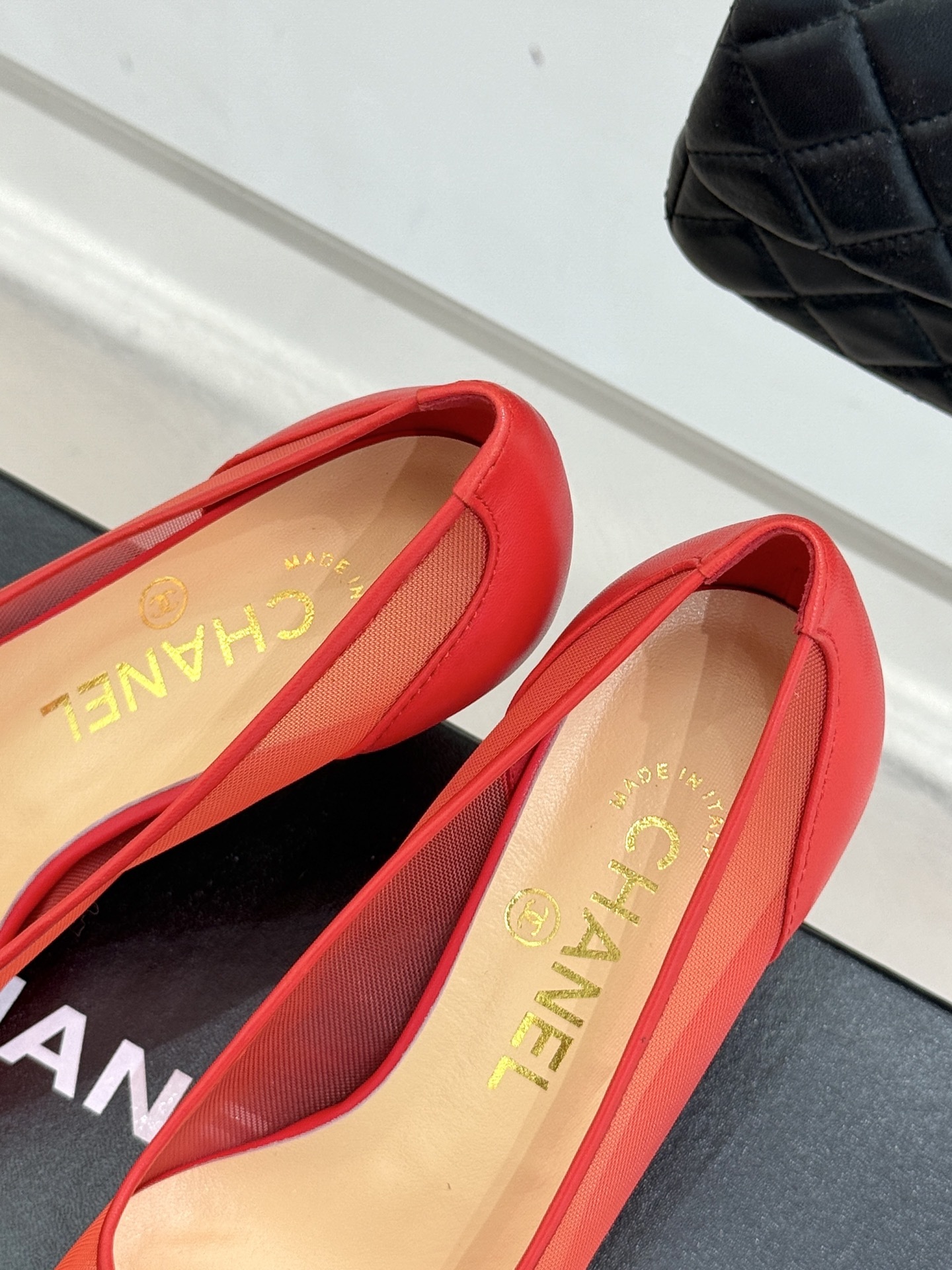 CHANE*|小香Vintage中古双C网纱高跟鞋
高跟拖鞋✨
每个时髦精的鞋柜里必备的经典中古高跟鞋