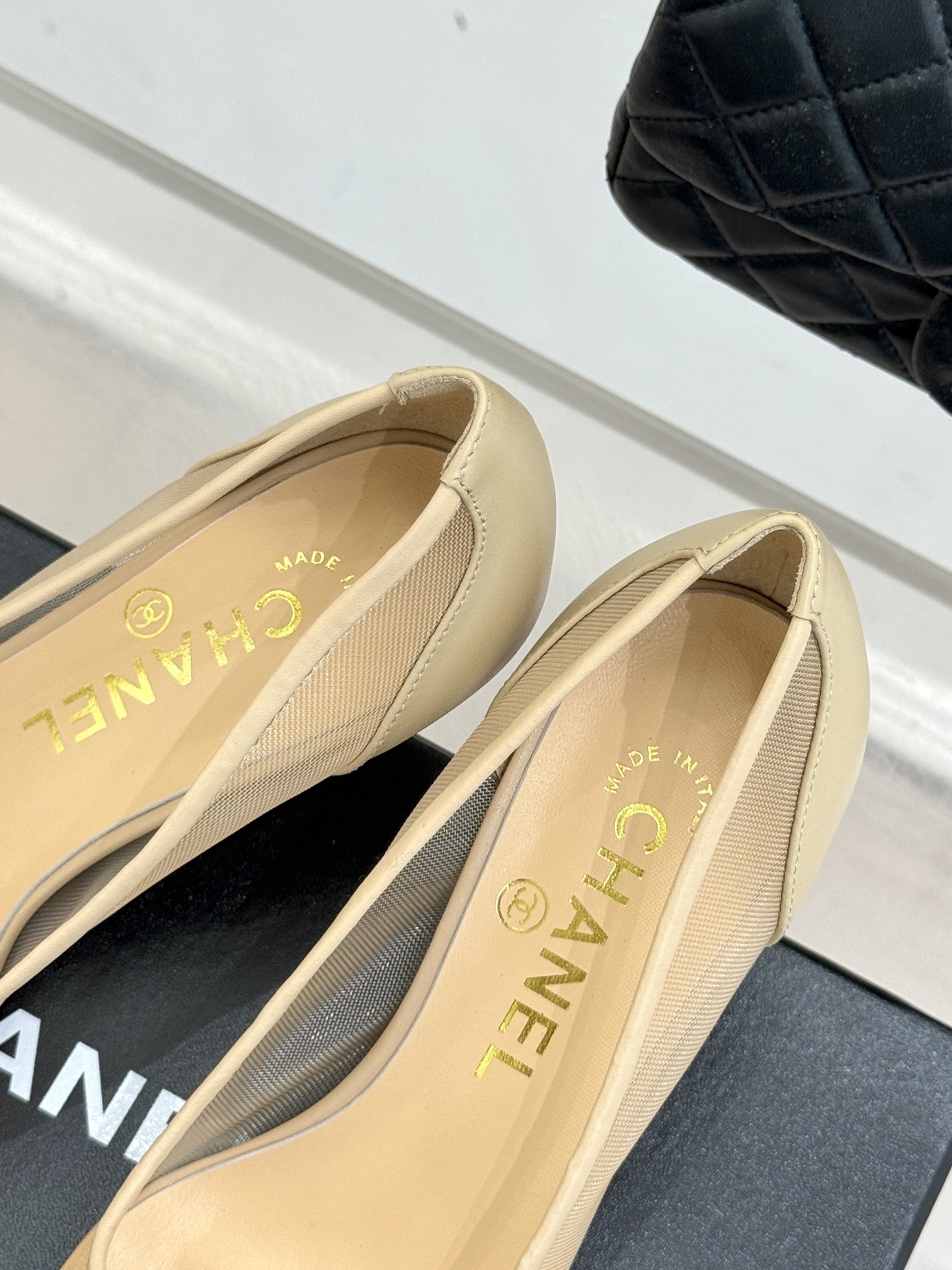 CHANE*|小香Vintage中古双C网纱高跟鞋
高跟拖鞋✨
每个时髦精的鞋柜里必备的经典中古高跟鞋