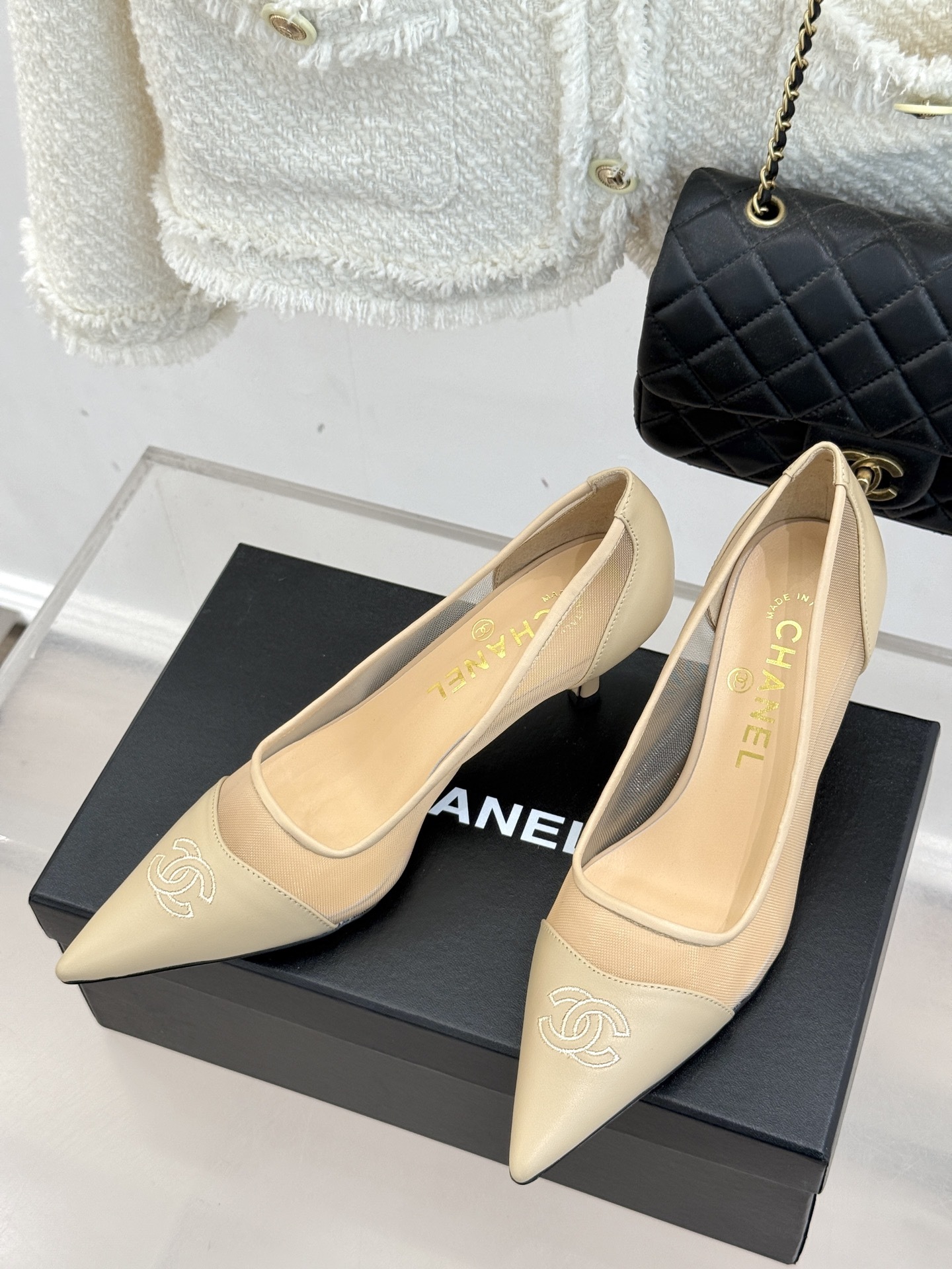 CHANE*|小香Vintage中古双C网纱高跟鞋
高跟拖鞋✨
每个时髦精的鞋柜里必备的经典中古高跟鞋