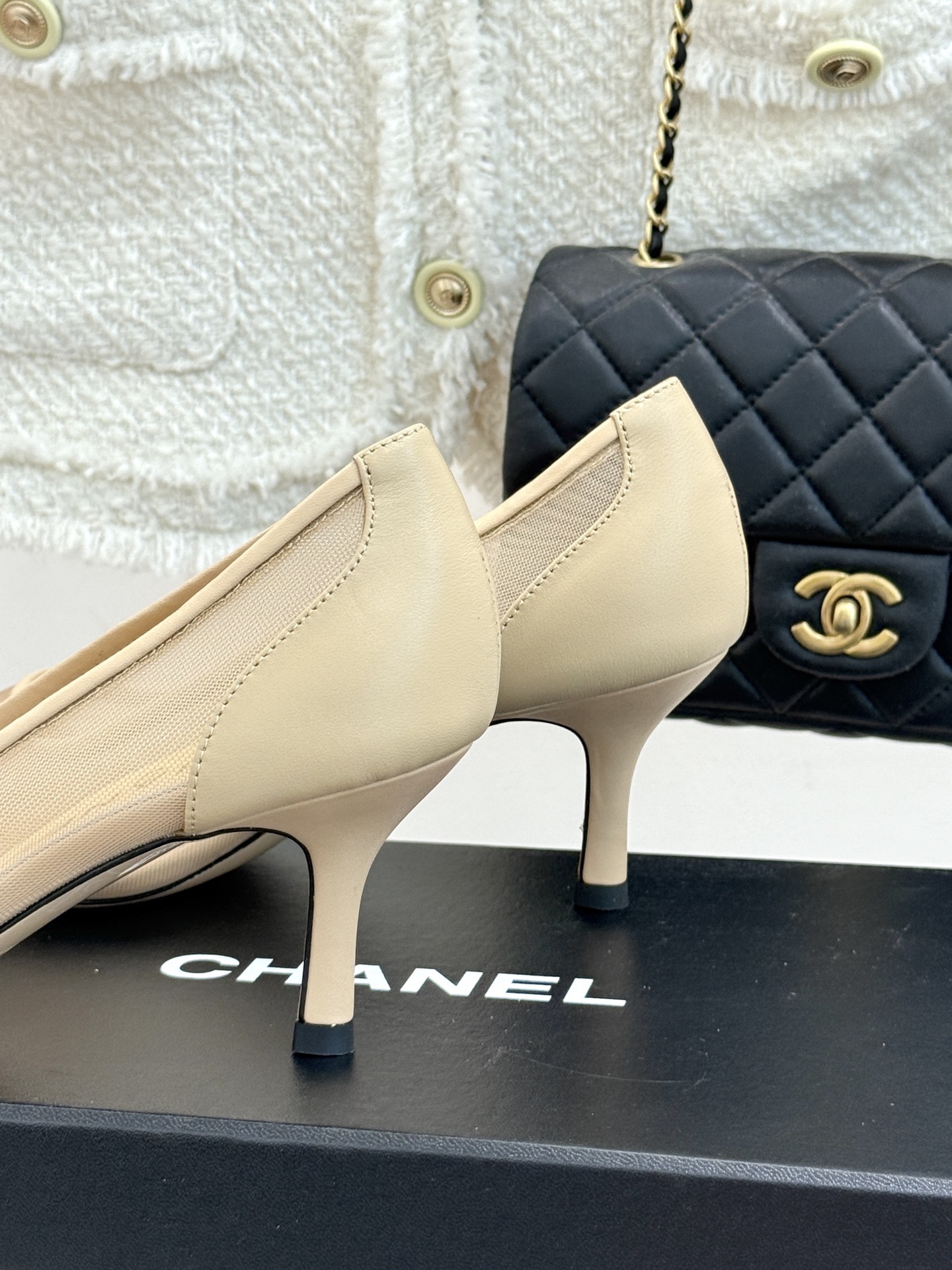 CHANE*|小香Vintage中古双C网纱高跟鞋
高跟拖鞋✨
每个时髦精的鞋柜里必备的经典中古高跟鞋