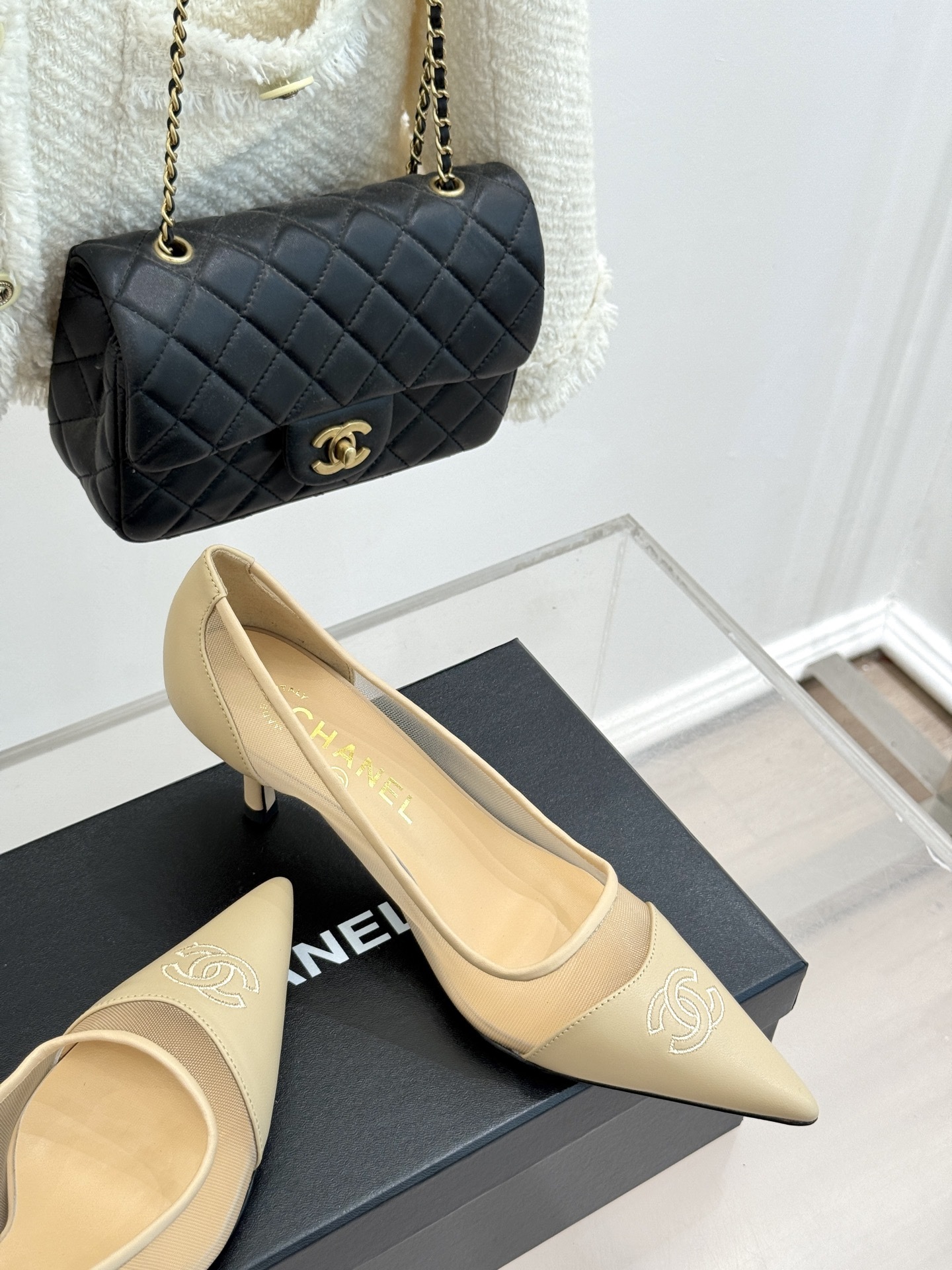 CHANE*|小香Vintage中古双C网纱高跟鞋
高跟拖鞋✨
每个时髦精的鞋柜里必备的经典中古高跟鞋