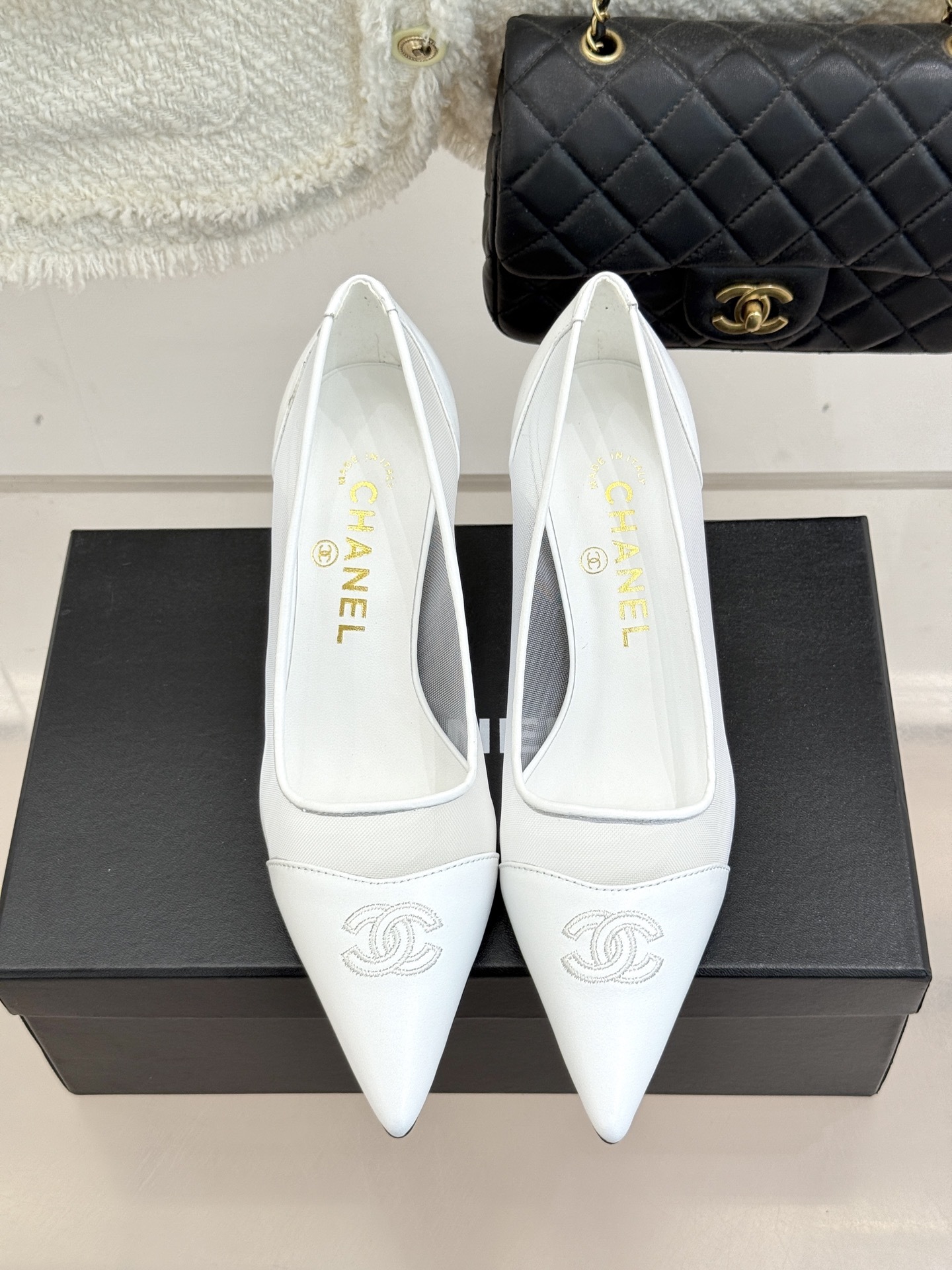 CHANE*|小香Vintage中古双C网纱高跟鞋
高跟拖鞋✨
每个时髦精的鞋柜里必备的经典中古高跟鞋