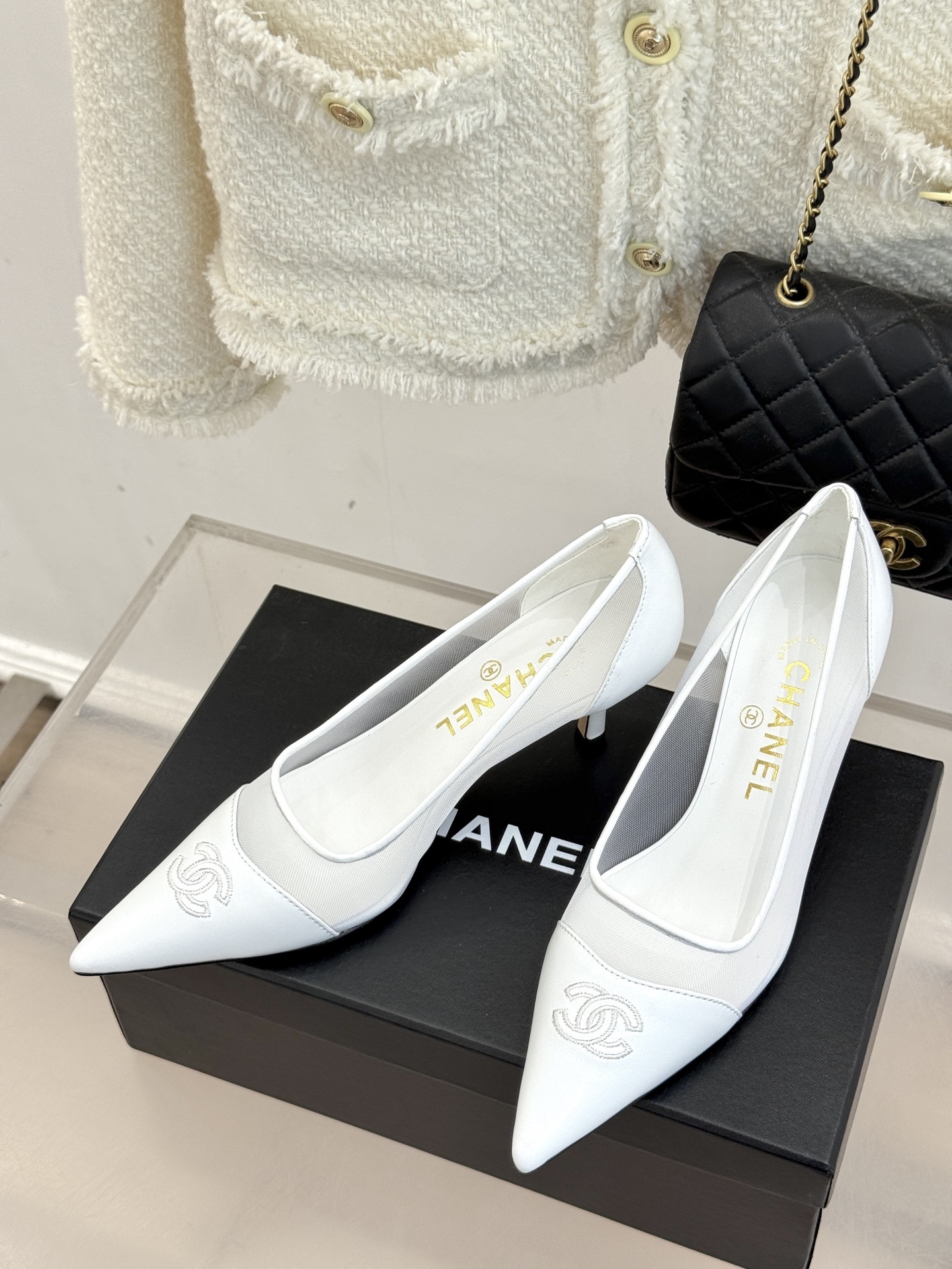 CHANE*|小香Vintage中古双C网纱高跟鞋
高跟拖鞋✨
每个时髦精的鞋柜里必备的经典中古高跟鞋