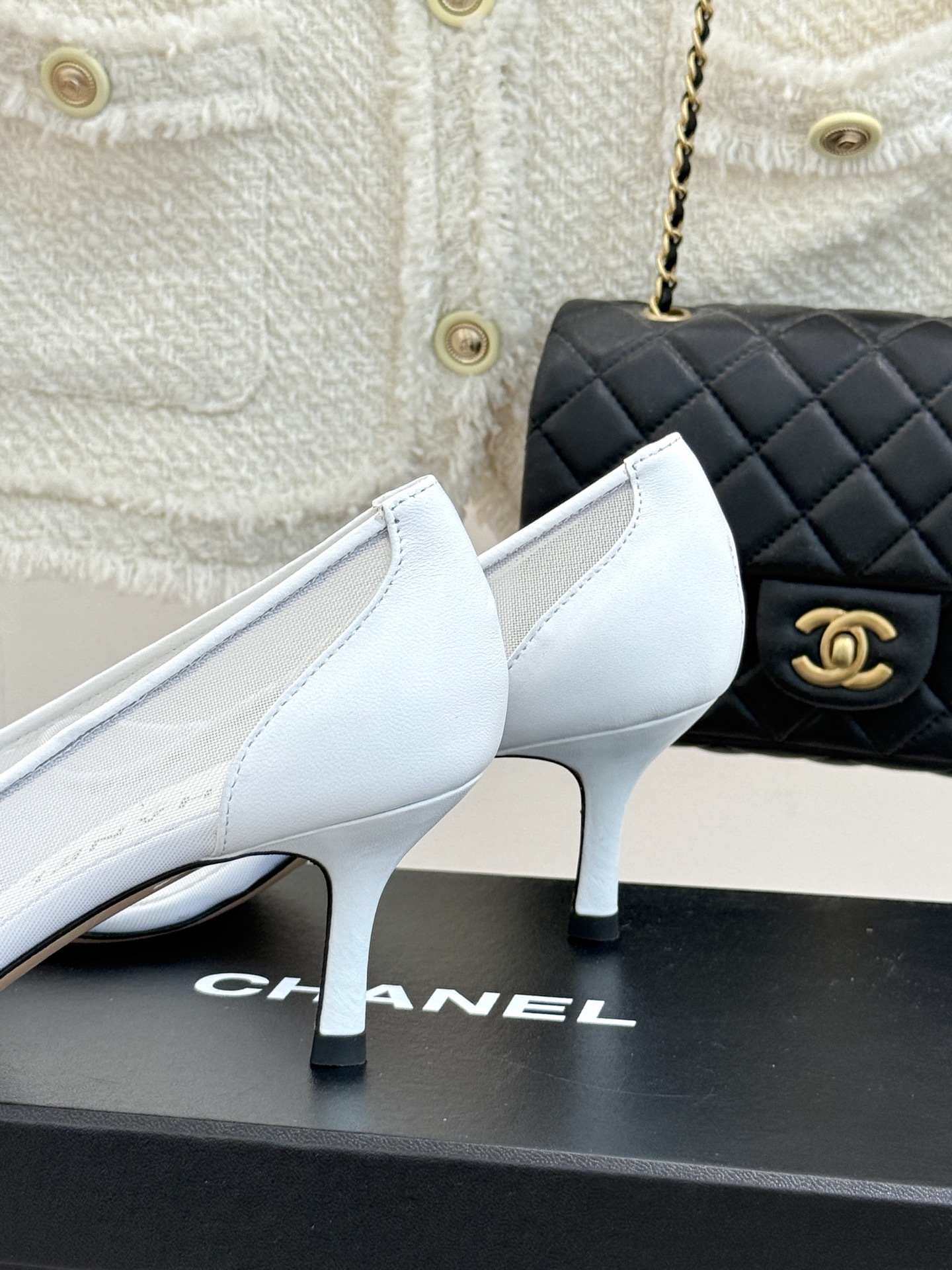 CHANE*|小香Vintage中古双C网纱高跟鞋
高跟拖鞋✨
每个时髦精的鞋柜里必备的经典中古高跟鞋