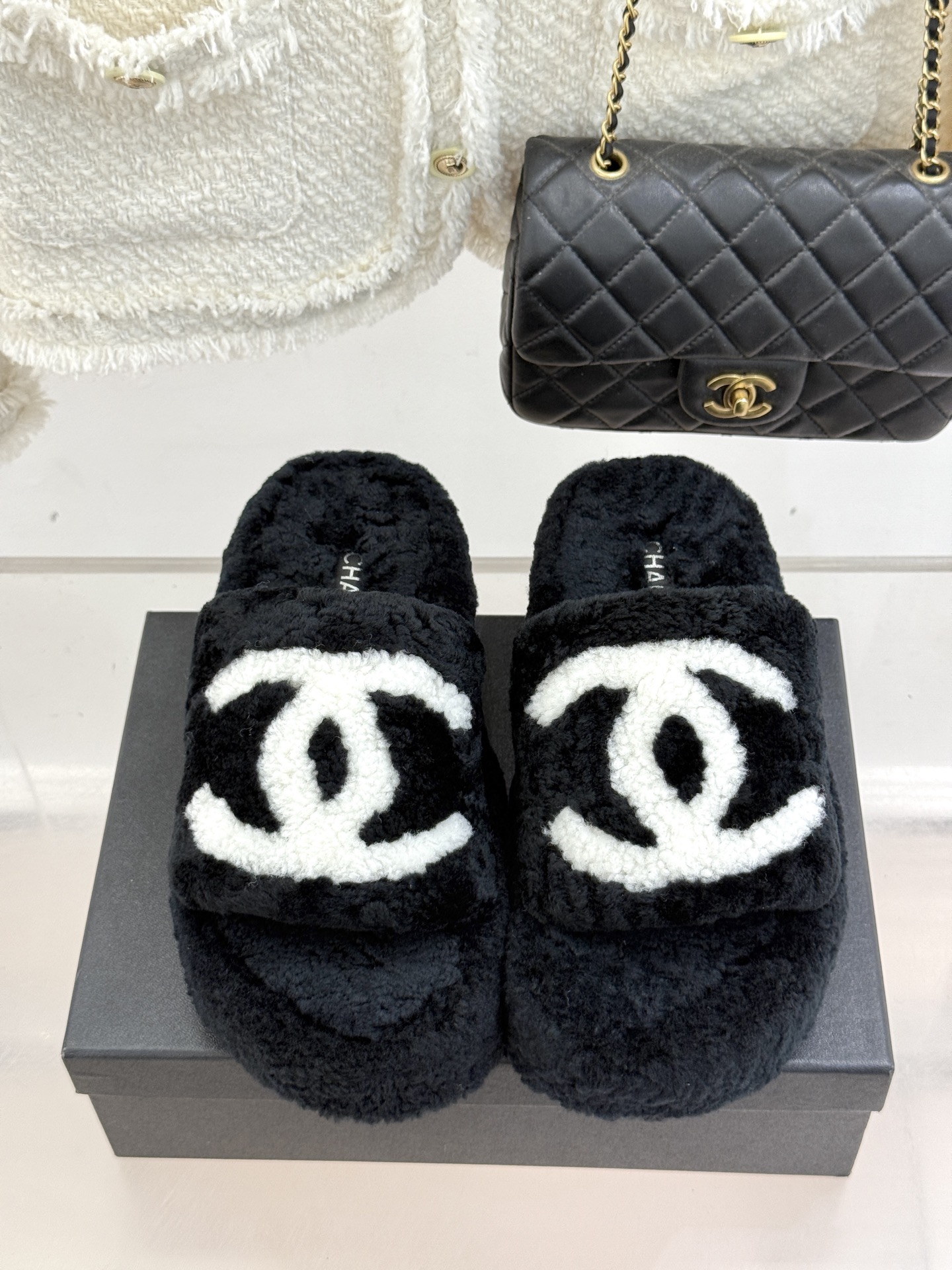 
CHANE* ｜小香经典大双C
厚底毛毛拖鞋
这款毛拖真的是真太可爱了～
柔软蓬松的毛毛，舒服暖脚!
