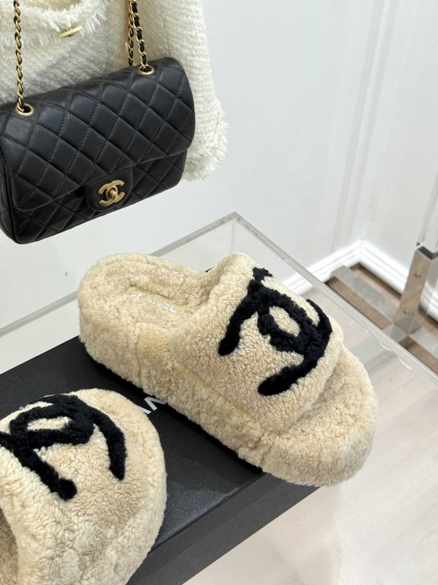 
CHANE* ｜小香经典大双C
厚底毛毛拖鞋
这款毛拖真的是真太可爱了～
柔软蓬松的毛毛，舒服暖脚!

