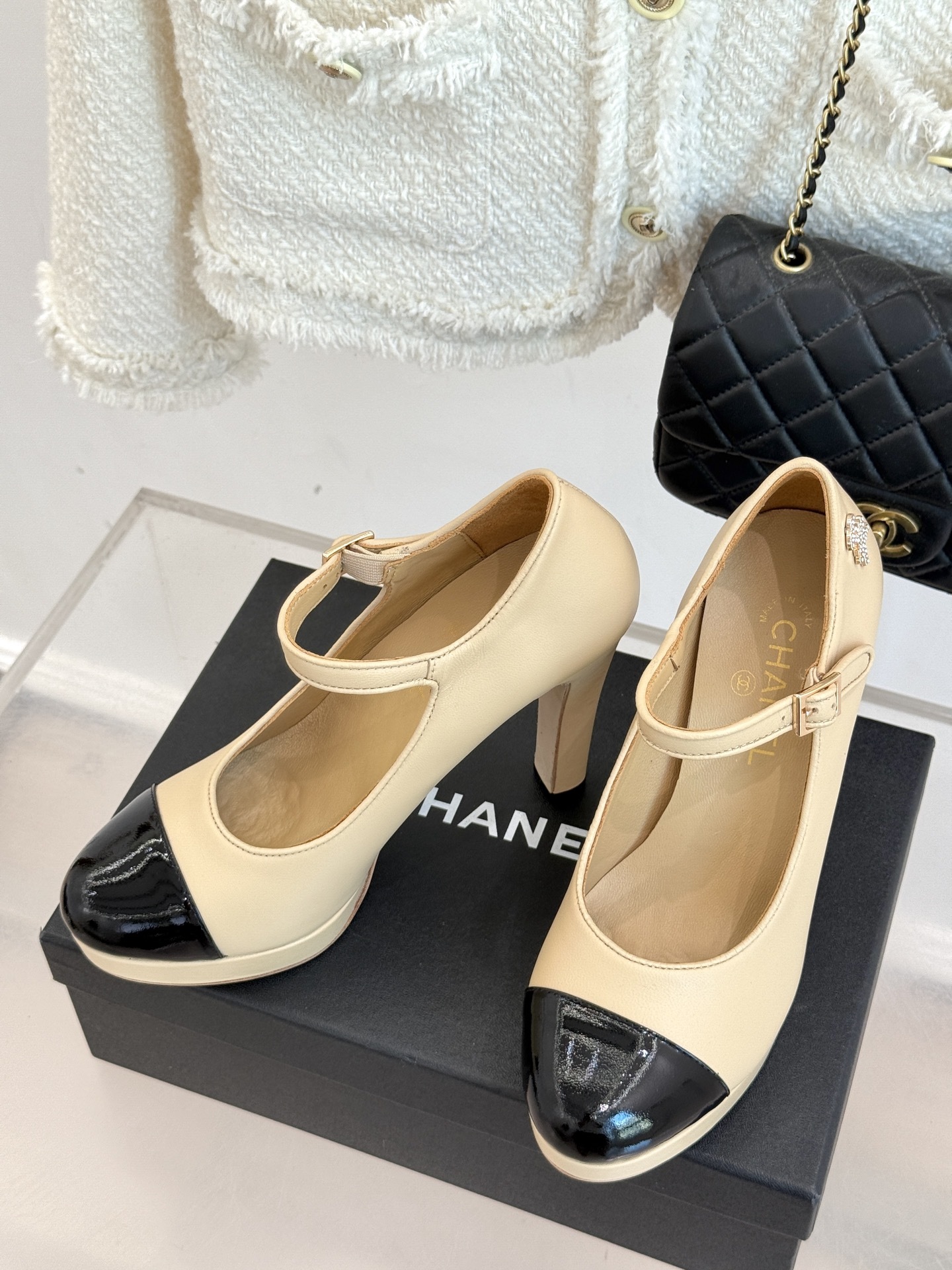 CHANE*|小香25B新品双C拼色
防水台高跟鞋
一双极简拼色防水台高跟鞋闯入视线
瞬间点燃时尚热情