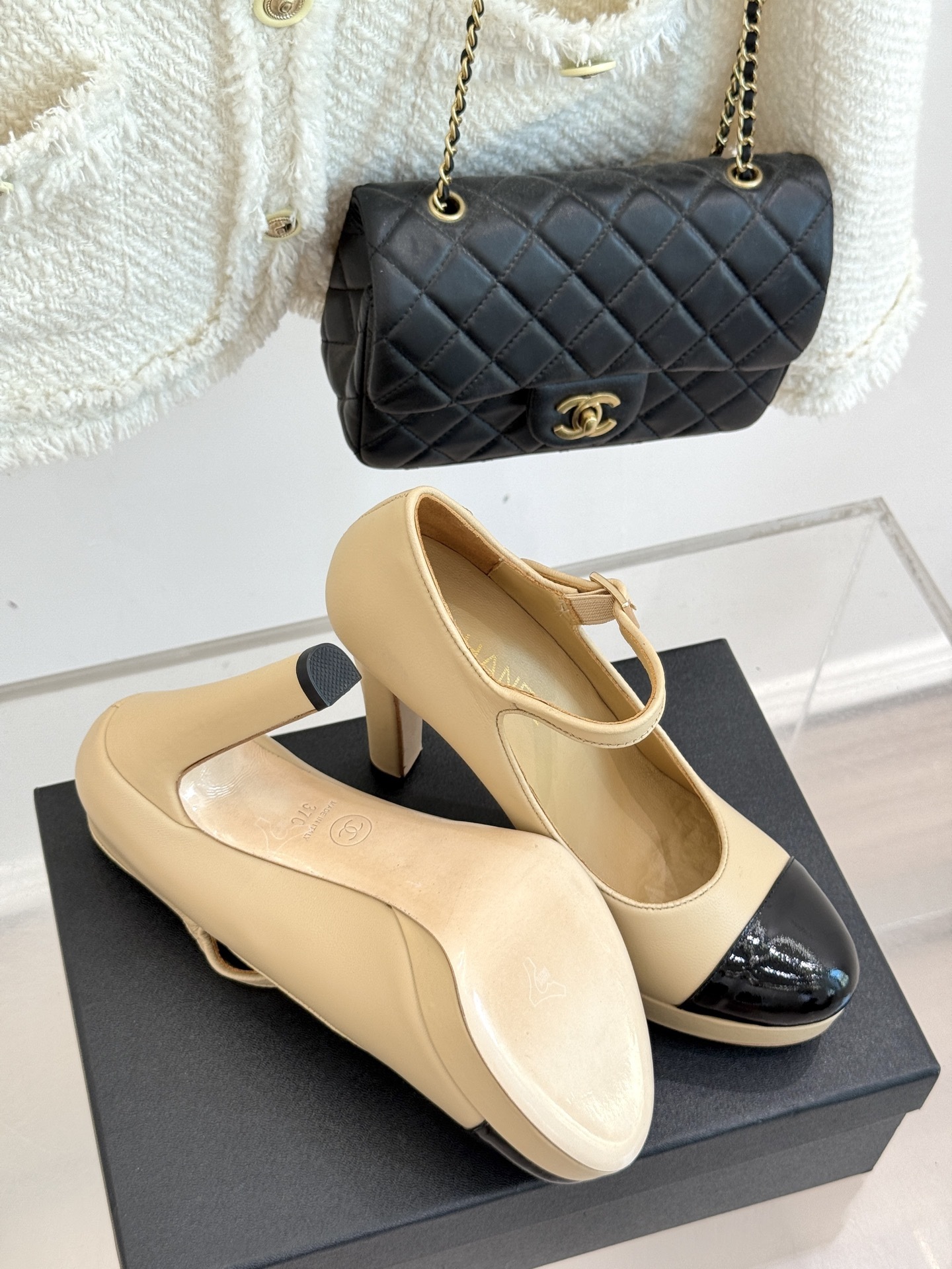 CHANE*|小香25B新品双C拼色
防水台高跟鞋
一双极简拼色防水台高跟鞋闯入视线
瞬间点燃时尚热情