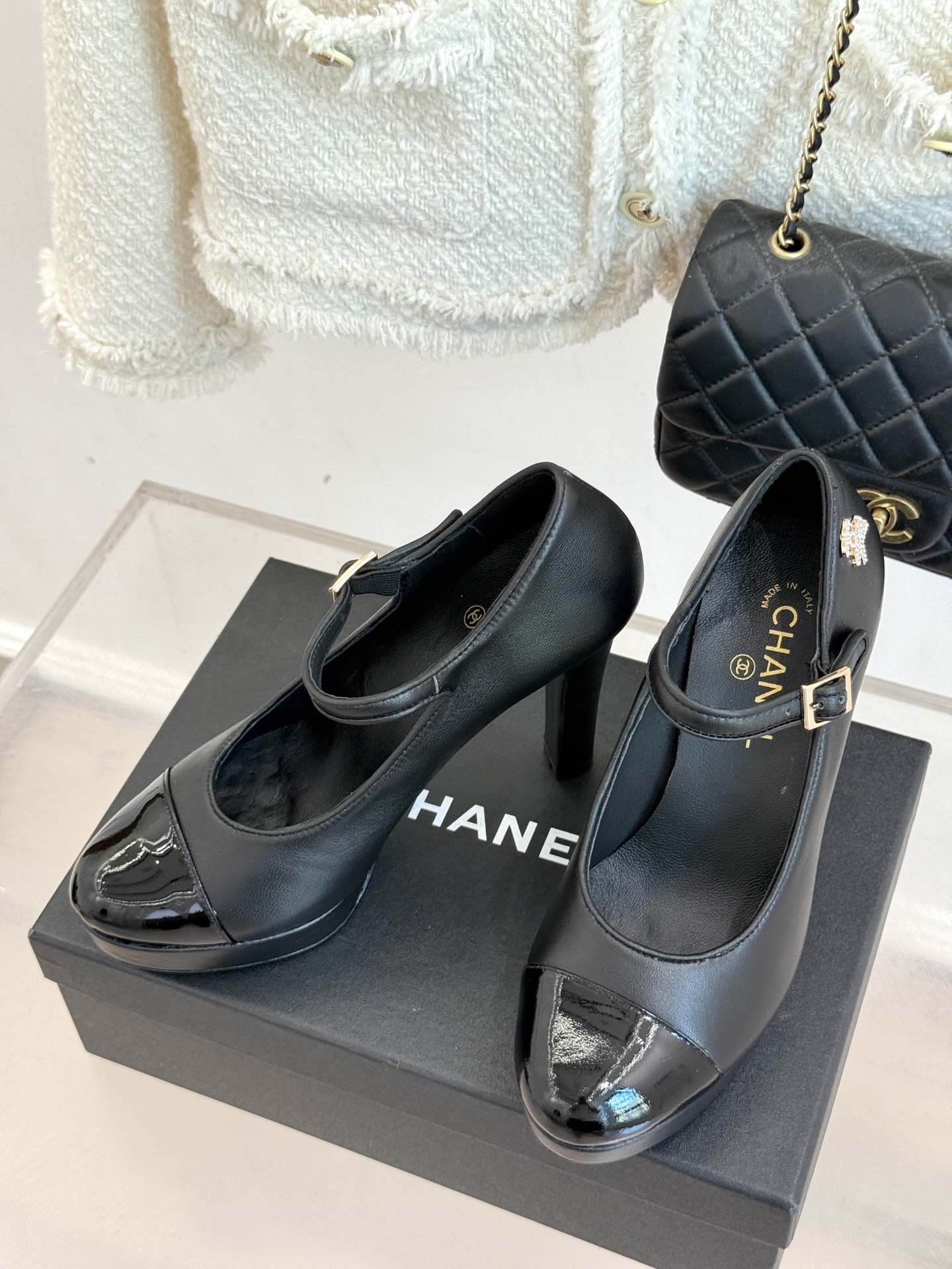 CHANE*|小香25B新品双C拼色
防水台高跟鞋
一双极简拼色防水台高跟鞋闯入视线
瞬间点燃时尚热情