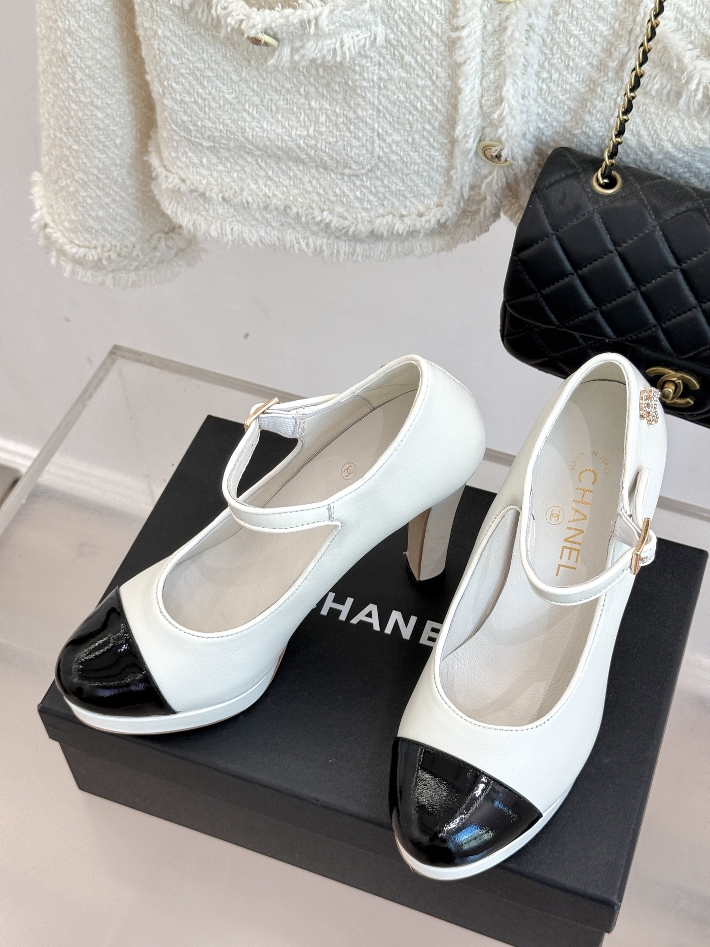 CHANE*|小香25B新品双C拼色
防水台高跟鞋
一双极简拼色防水台高跟鞋闯入视线
瞬间点燃时尚热情