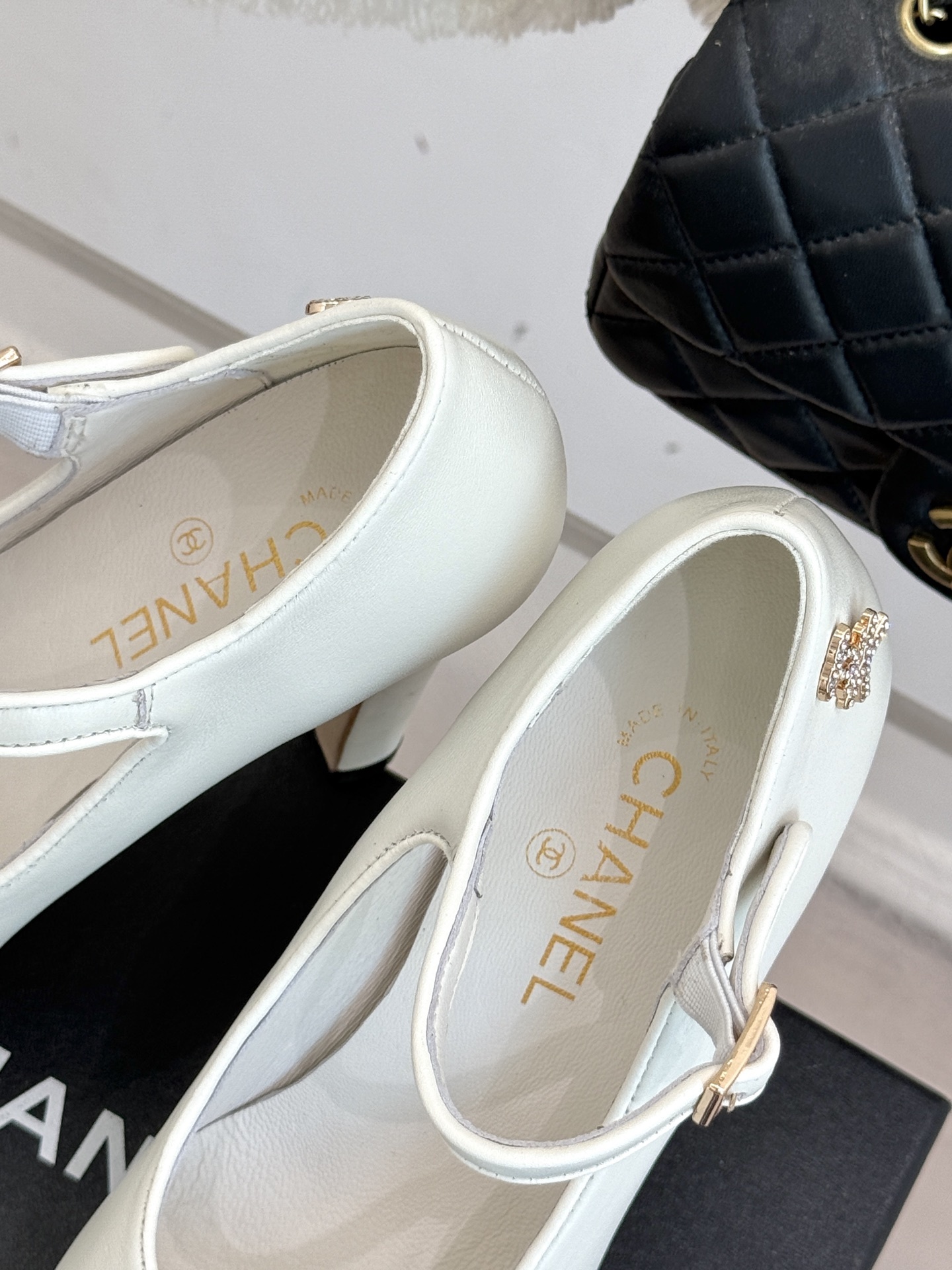 CHANE*|小香25B新品双C拼色
防水台高跟鞋
一双极简拼色防水台高跟鞋闯入视线
瞬间点燃时尚热情
