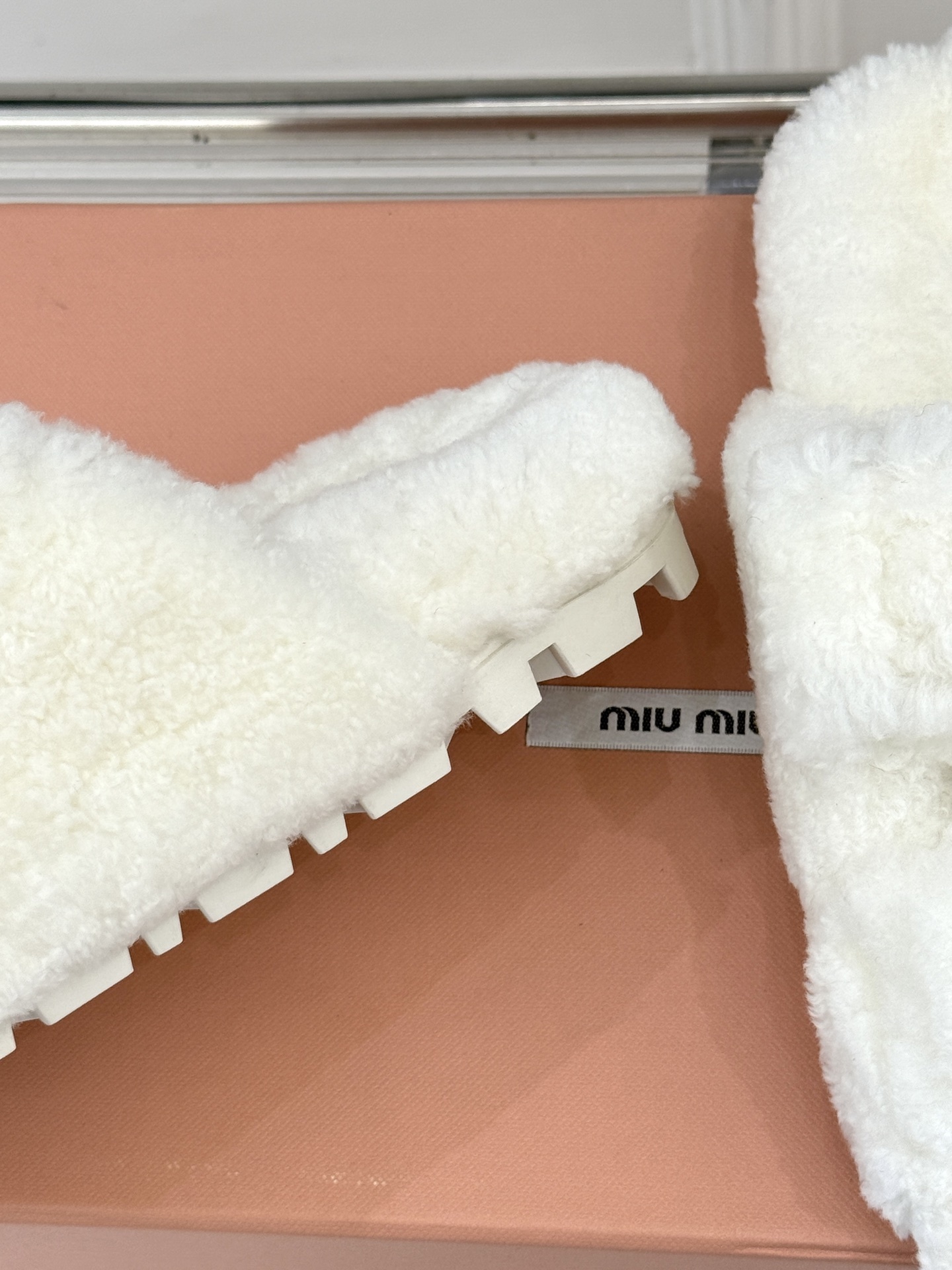 Miu Miu/缪缪25WF秋季新品字母毛拖
一到秋冬就想把脚藏进毛茸茸里
这双毛拖鞋 简直是时髦精