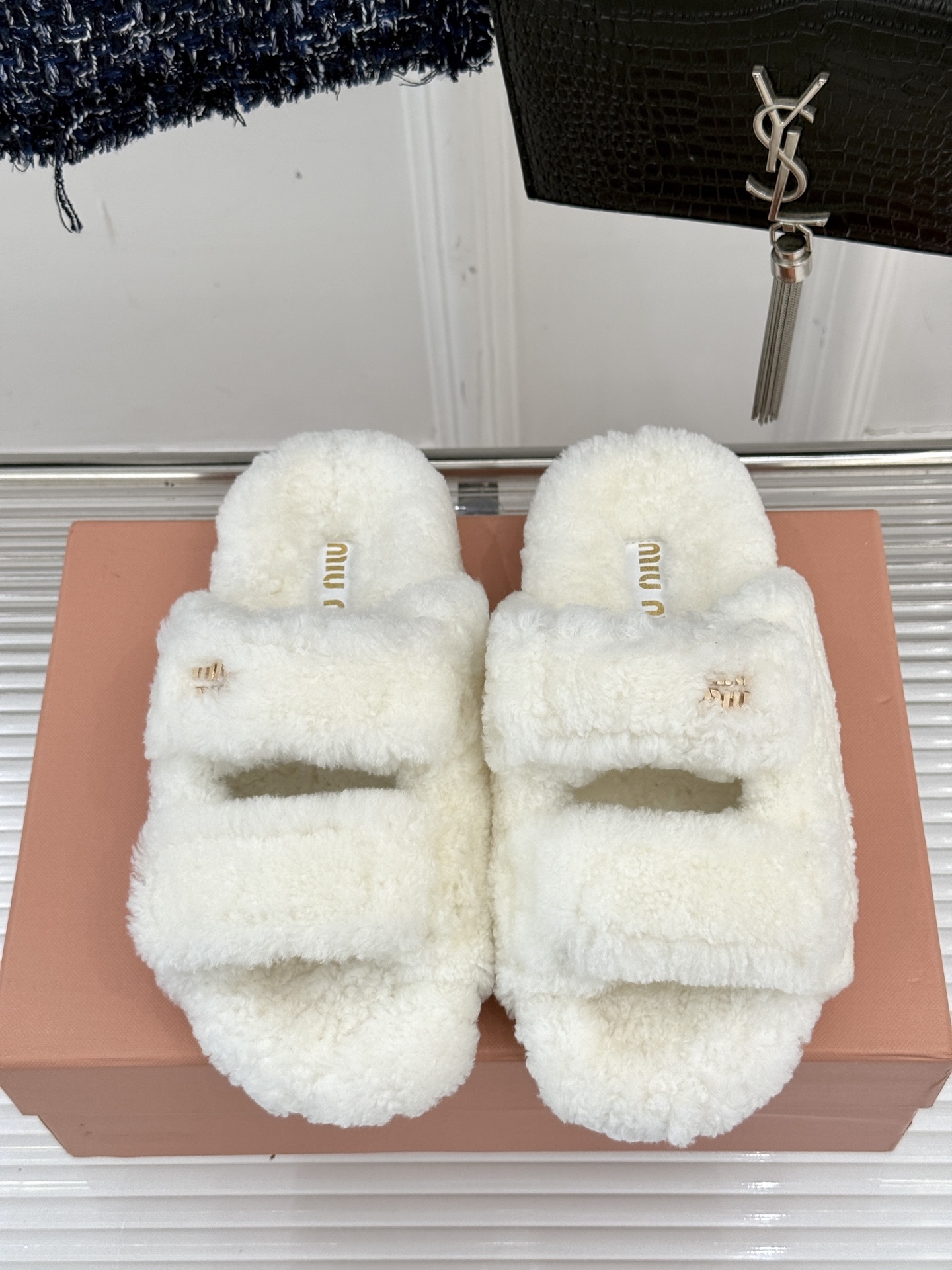 Miu Miu/缪缪25WF秋季新品字母毛拖
一到秋冬就想把脚藏进毛茸茸里
这双毛拖鞋 简直是时髦精