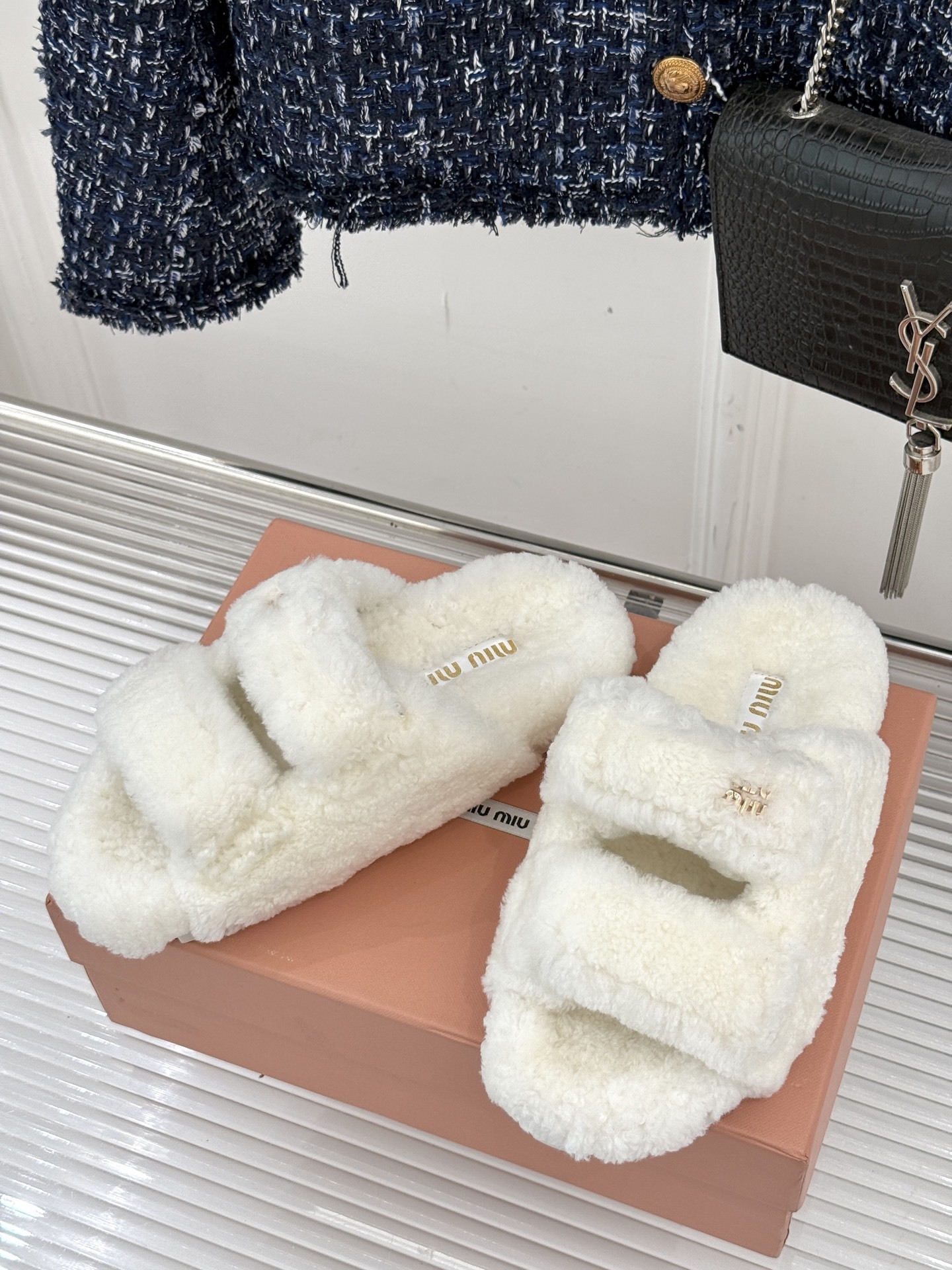 Miu Miu/缪缪25WF秋季新品字母毛拖
一到秋冬就想把脚藏进毛茸茸里
这双毛拖鞋 简直是时髦精