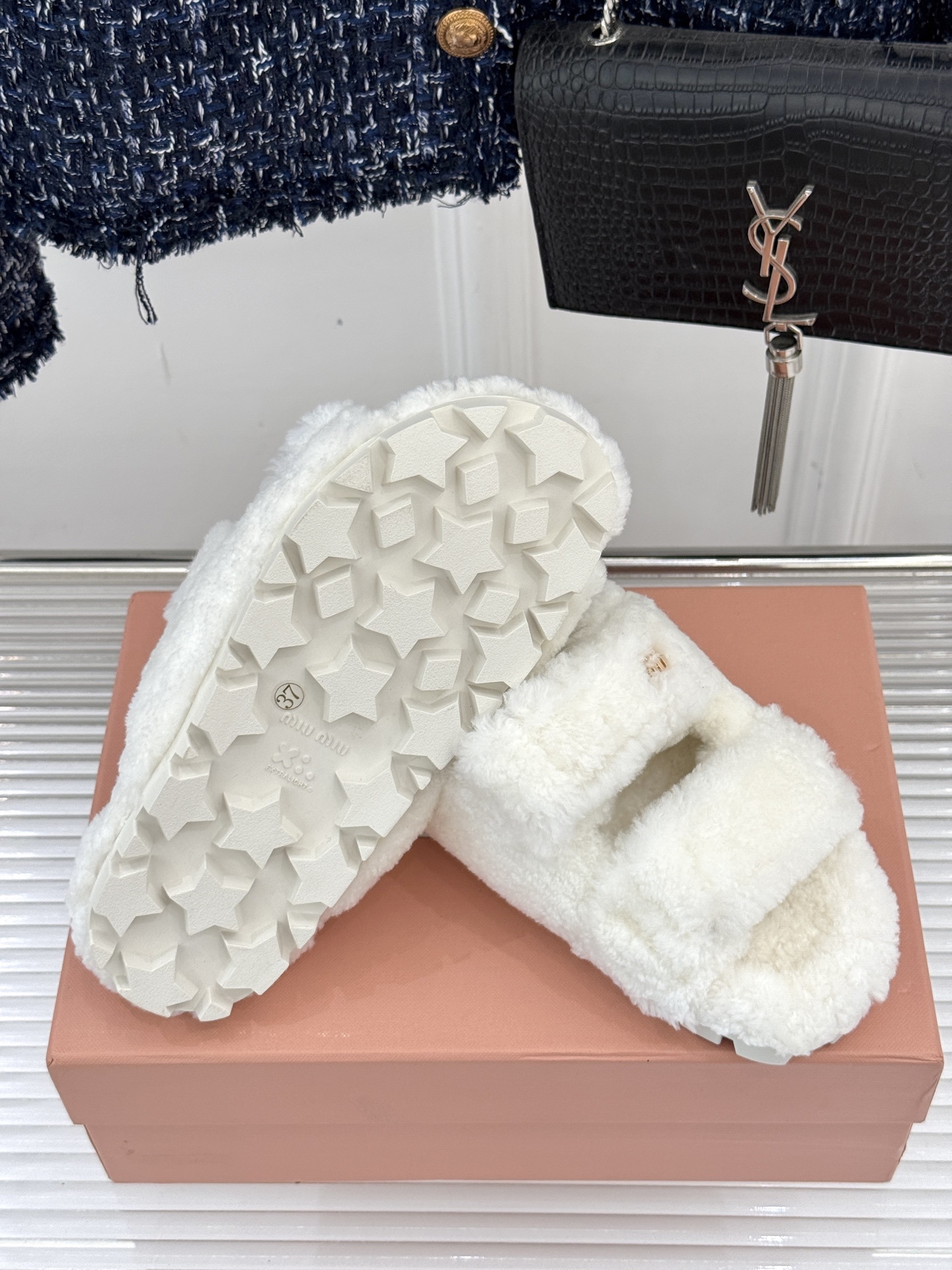 Miu Miu/缪缪25WF秋季新品字母毛拖
一到秋冬就想把脚藏进毛茸茸里
这双毛拖鞋 简直是时髦精