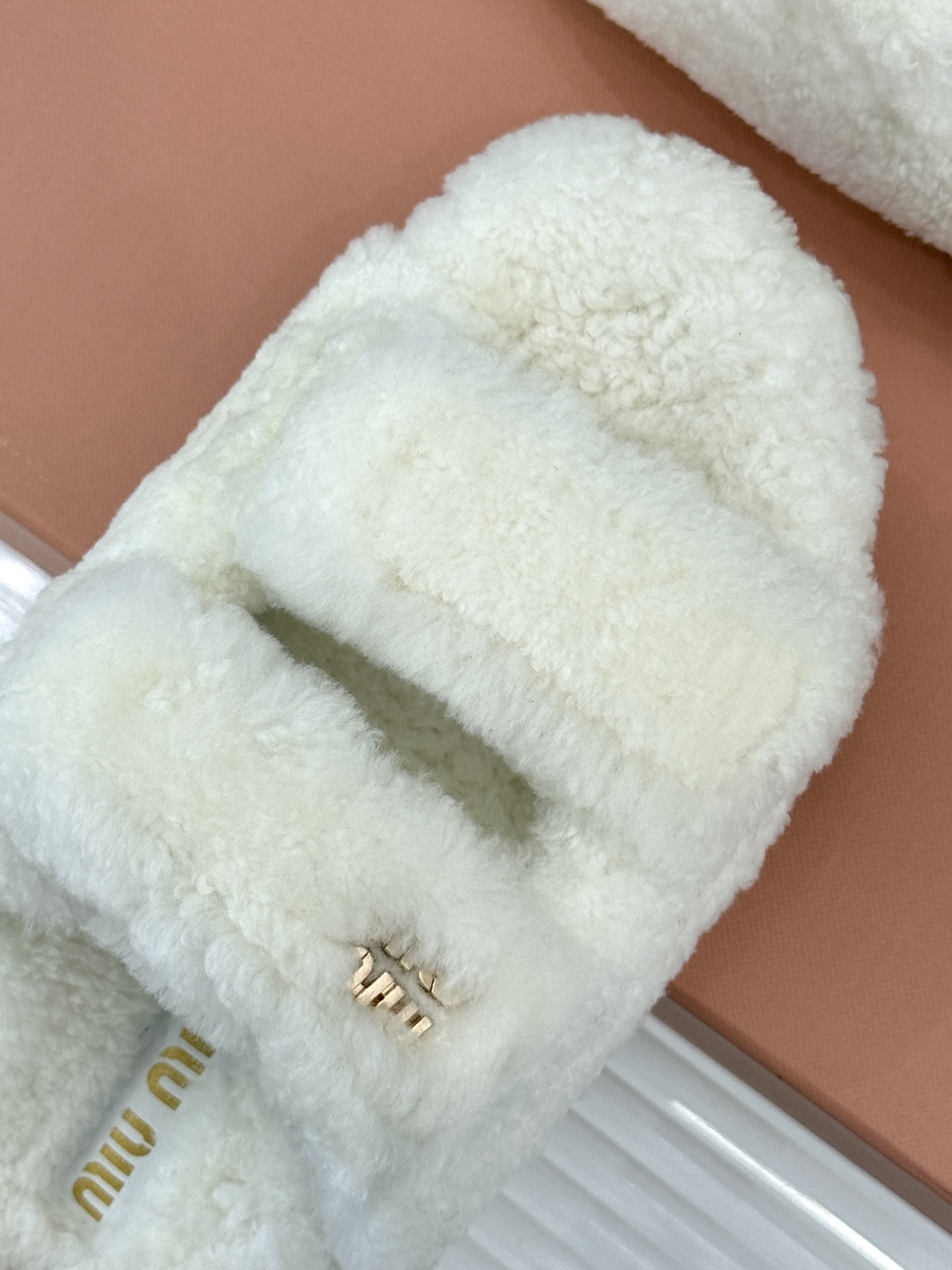 Miu Miu/缪缪25WF秋季新品字母毛拖
一到秋冬就想把脚藏进毛茸茸里
这双毛拖鞋 简直是时髦精