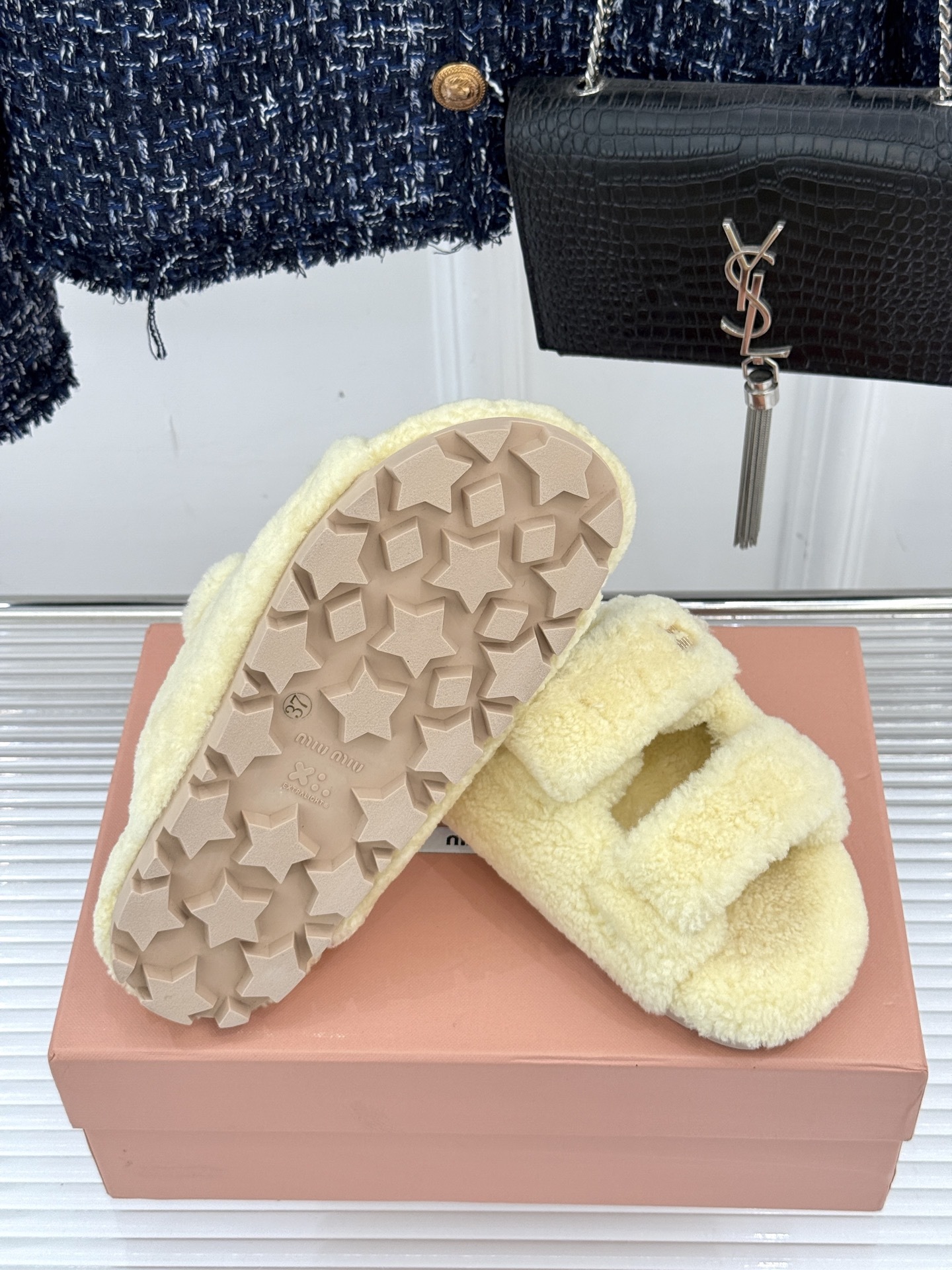 Miu Miu/缪缪25WF秋季新品字母毛拖
一到秋冬就想把脚藏进毛茸茸里
这双毛拖鞋 简直是时髦精