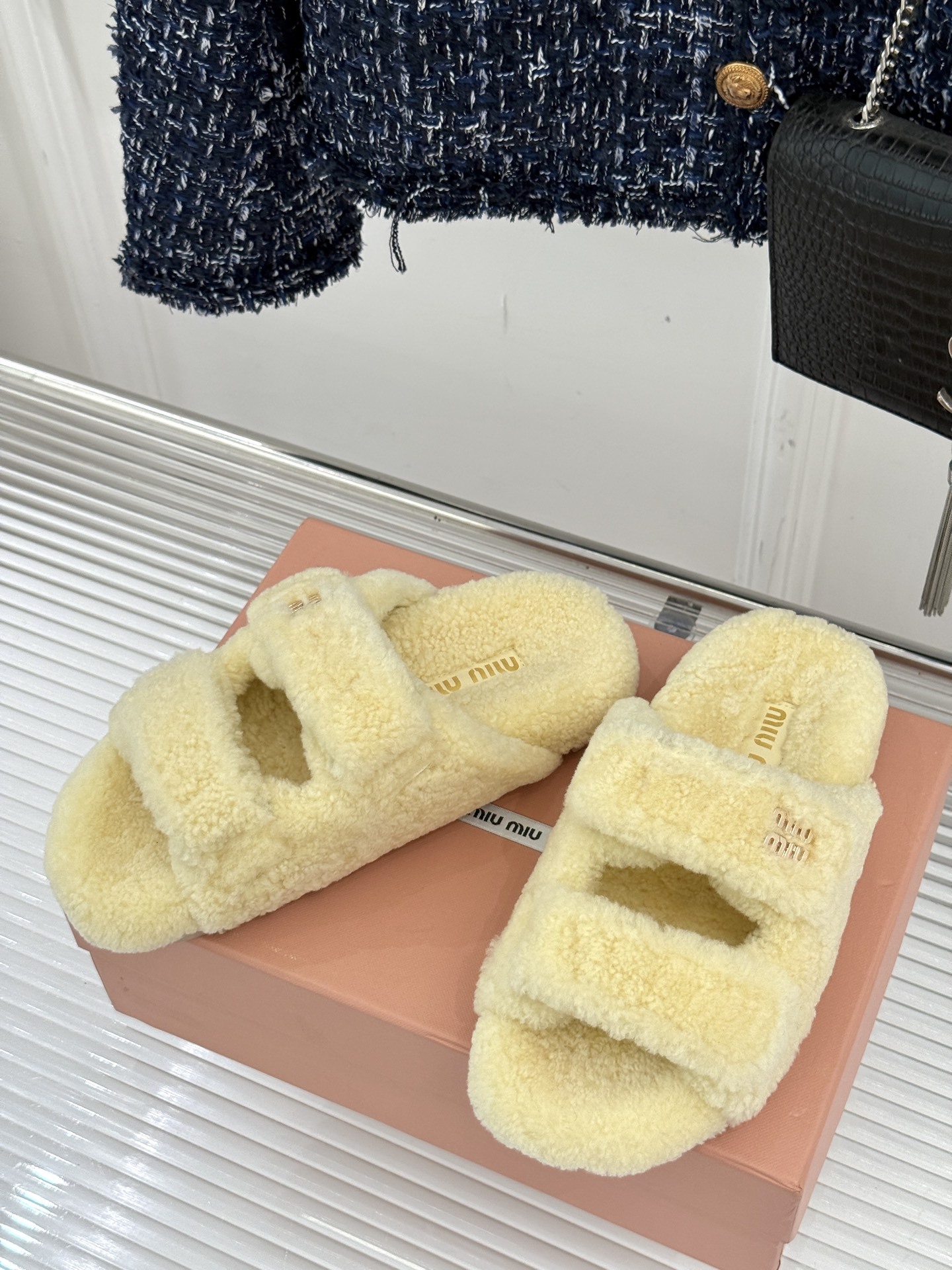 Miu Miu/缪缪25WF秋季新品字母毛拖
一到秋冬就想把脚藏进毛茸茸里
这双毛拖鞋 简直是时髦精