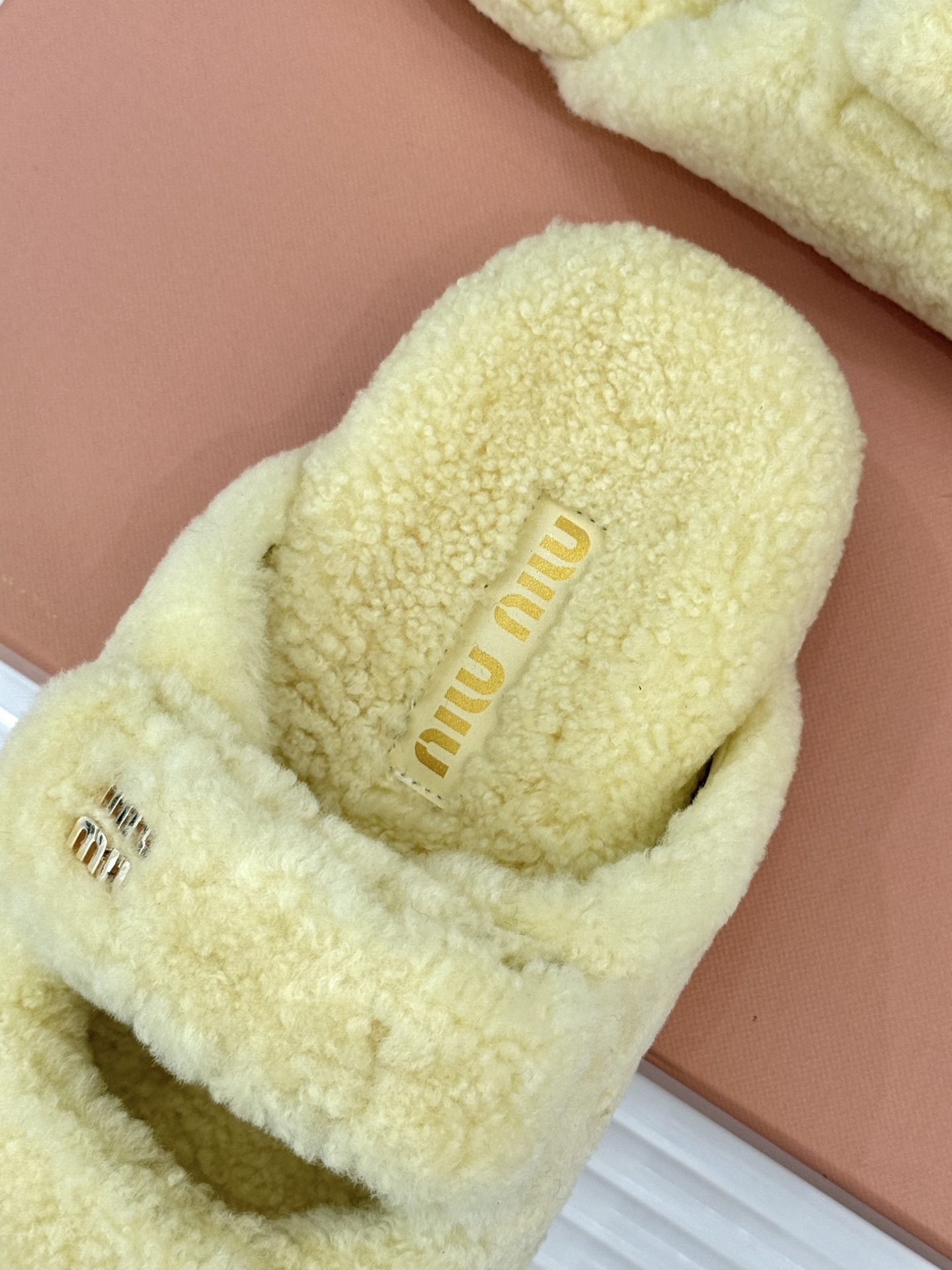 Miu Miu/缪缪25WF秋季新品字母毛拖
一到秋冬就想把脚藏进毛茸茸里
这双毛拖鞋 简直是时髦精
