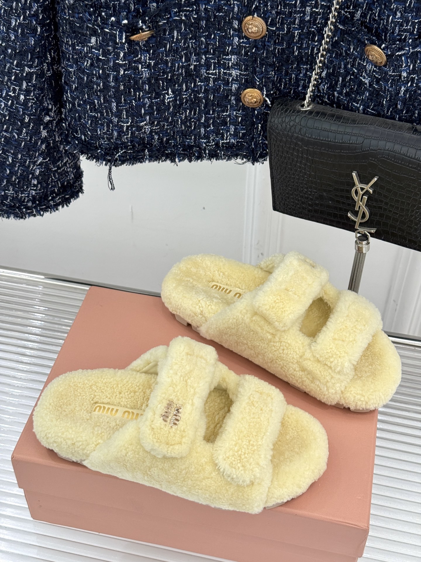 Miu Miu/缪缪25WF秋季新品字母毛拖
一到秋冬就想把脚藏进毛茸茸里
这双毛拖鞋 简直是时髦精
