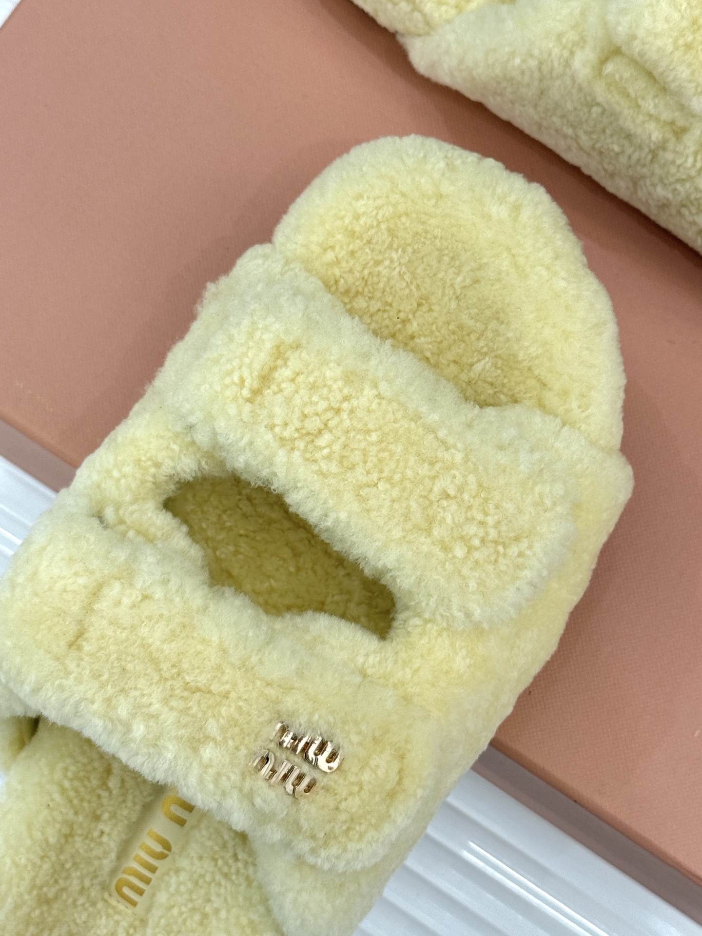 Miu Miu/缪缪25WF秋季新品字母毛拖
一到秋冬就想把脚藏进毛茸茸里
这双毛拖鞋 简直是时髦精
