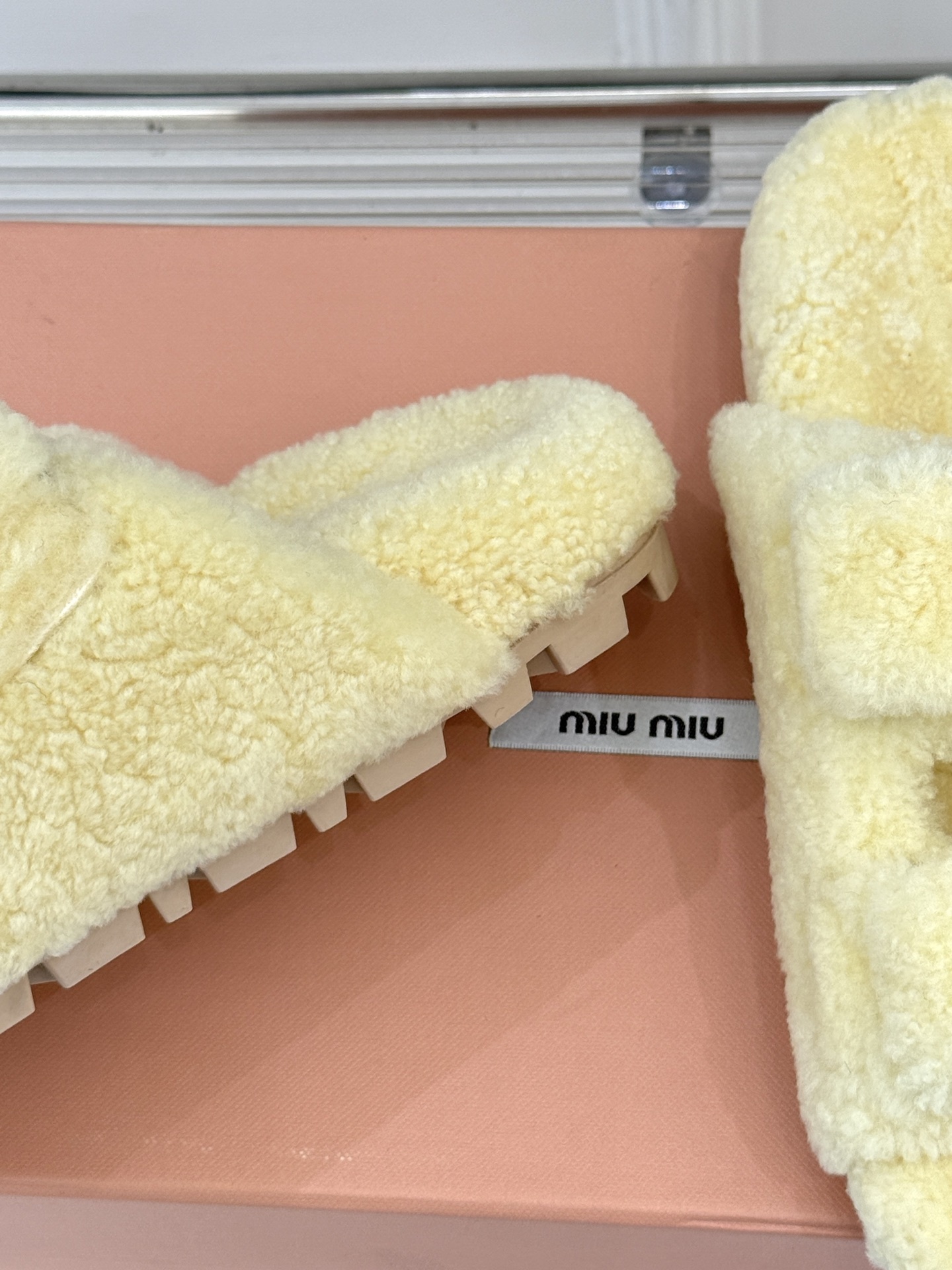 Miu Miu/缪缪25WF秋季新品字母毛拖
一到秋冬就想把脚藏进毛茸茸里
这双毛拖鞋 简直是时髦精