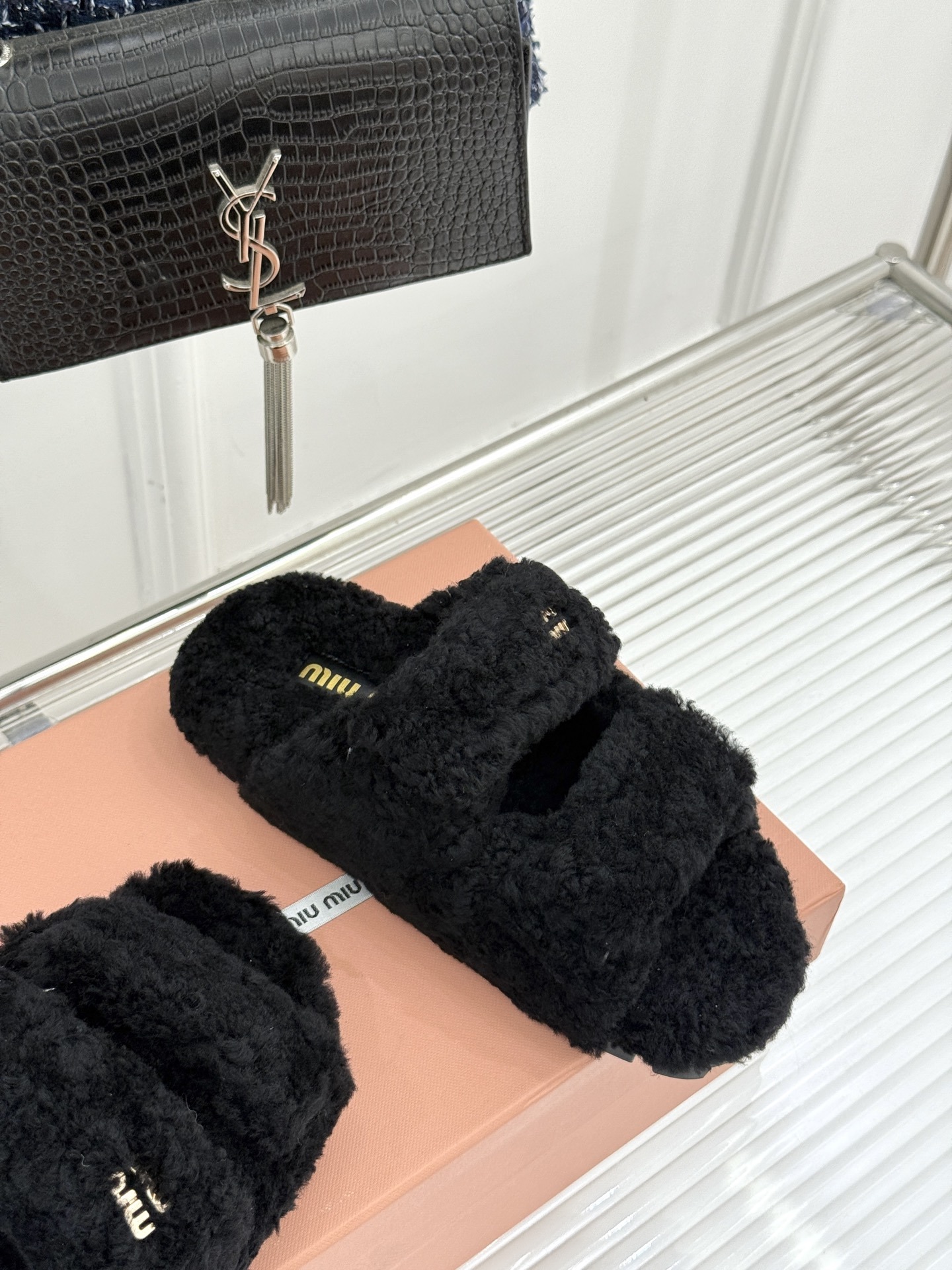 Miu Miu/缪缪25WF秋季新品字母毛拖
一到秋冬就想把脚藏进毛茸茸里
这双毛拖鞋 简直是时髦精