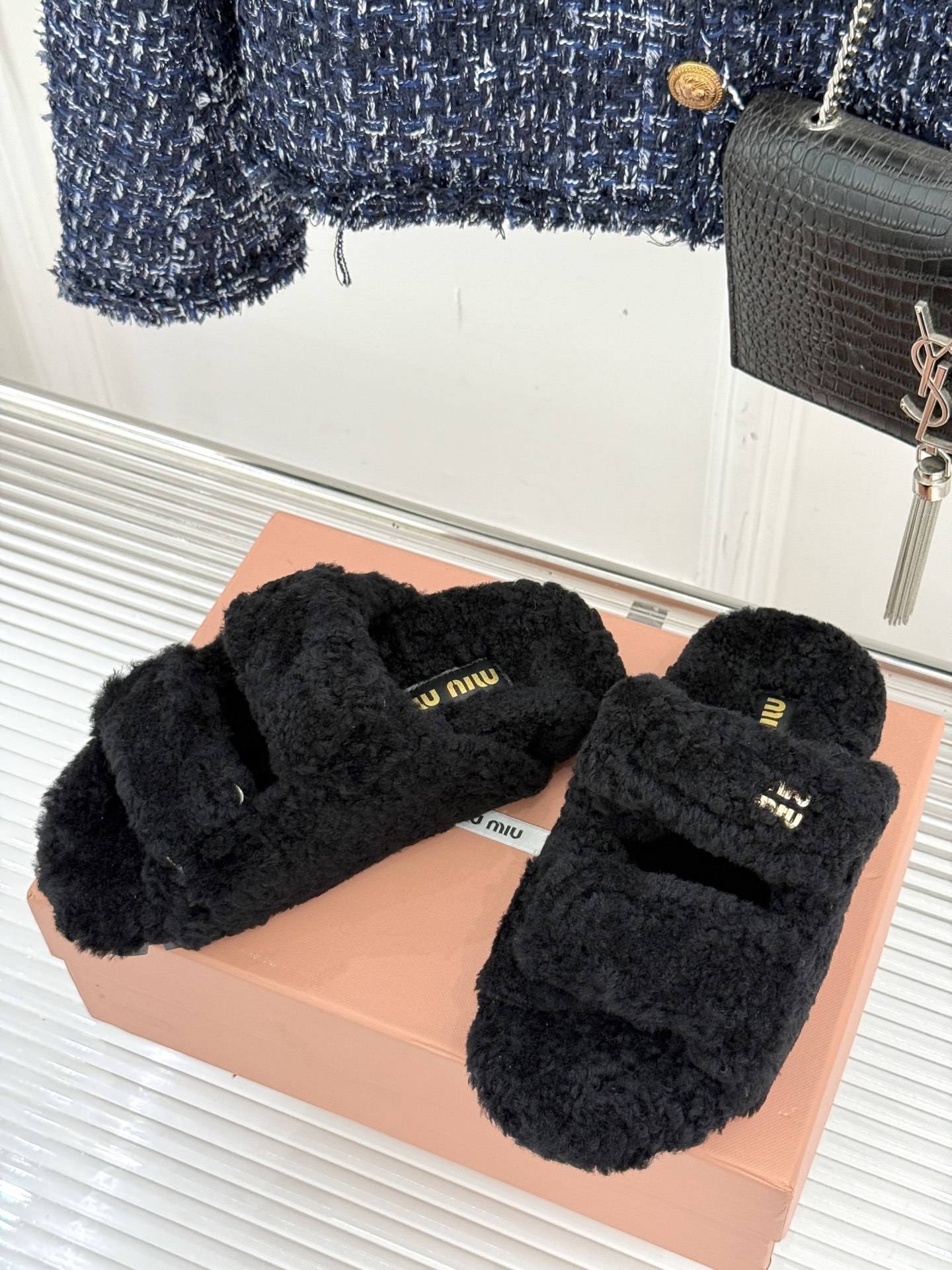 Miu Miu/缪缪25WF秋季新品字母毛拖
一到秋冬就想把脚藏进毛茸茸里
这双毛拖鞋 简直是时髦精