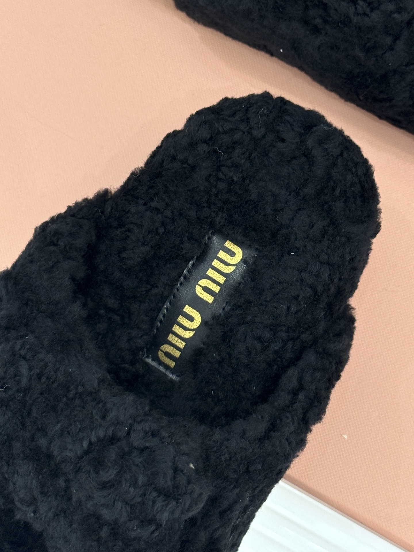 Miu Miu/缪缪25WF秋季新品字母毛拖
一到秋冬就想把脚藏进毛茸茸里
这双毛拖鞋 简直是时髦精