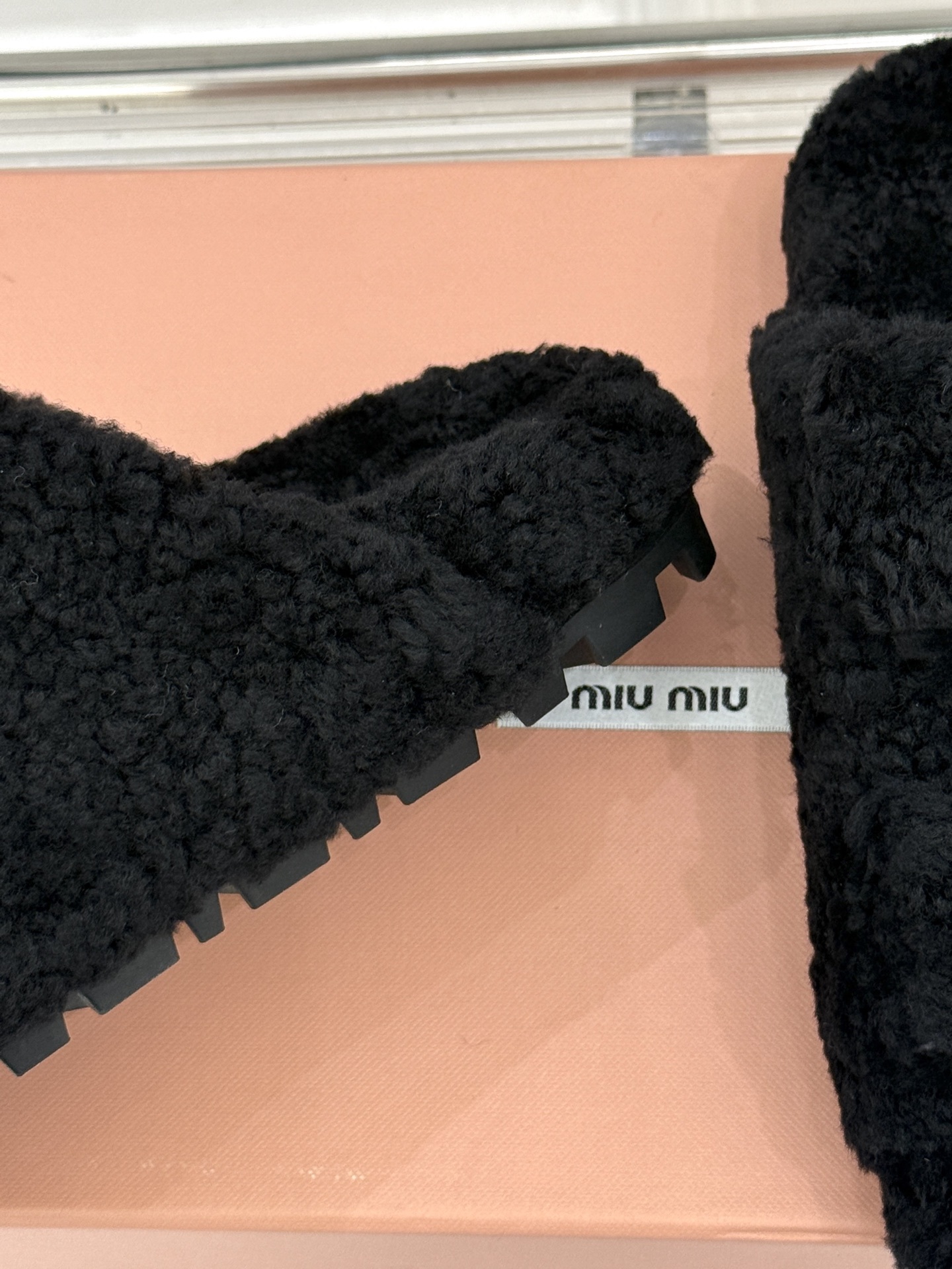 Miu Miu/缪缪25WF秋季新品字母毛拖
一到秋冬就想把脚藏进毛茸茸里
这双毛拖鞋 简直是时髦精