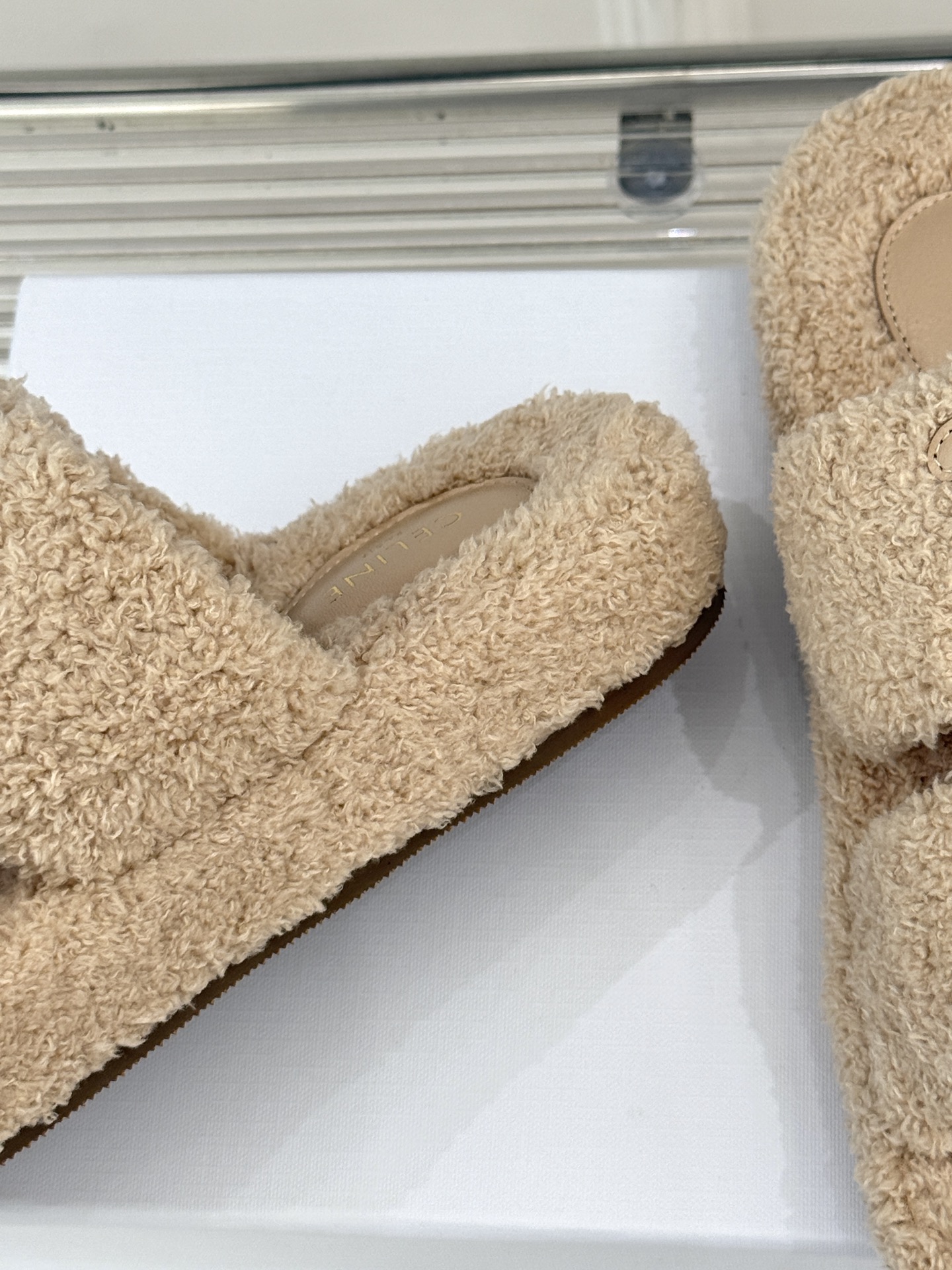 
Celine /塞琳25WF秋冬新品凯旋门毛拖
秋冬氛围感直接拉满的凯旋门毛拖
时髦精的冬日秘籍✨谁穿