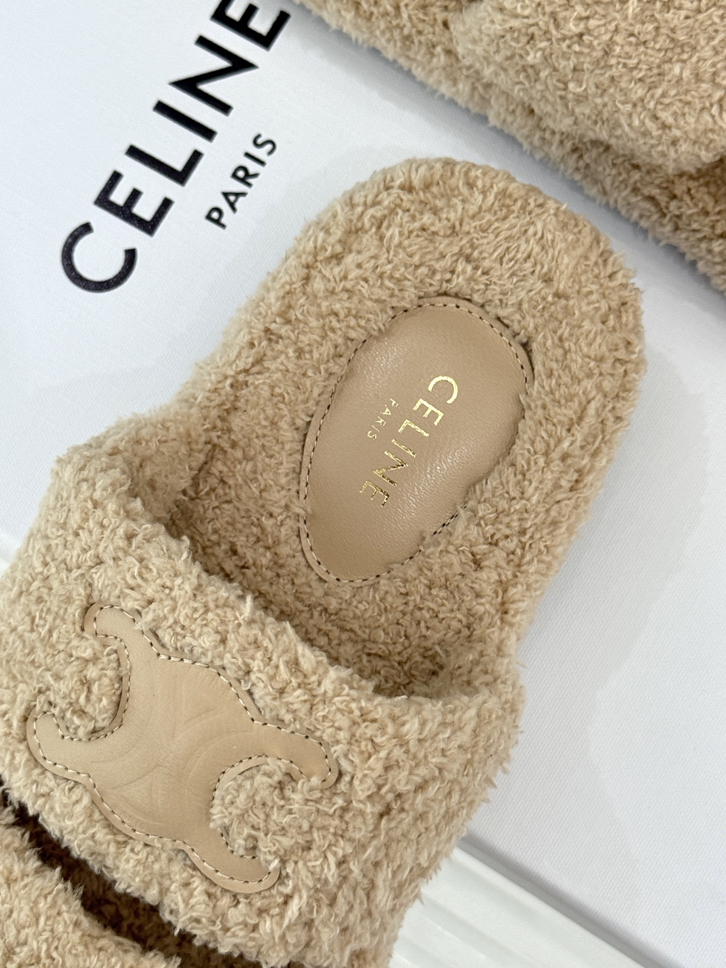 
Celine /塞琳25WF秋冬新品凯旋门毛拖
秋冬氛围感直接拉满的凯旋门毛拖
时髦精的冬日秘籍✨谁穿