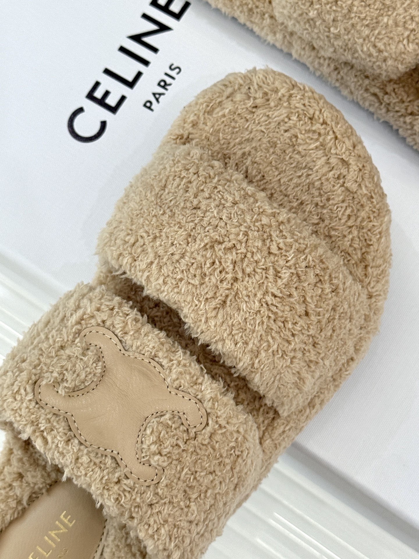 
Celine /塞琳25WF秋冬新品凯旋门毛拖
秋冬氛围感直接拉满的凯旋门毛拖
时髦精的冬日秘籍✨谁穿