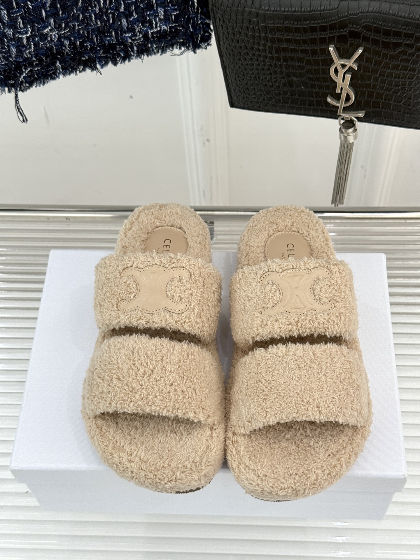 
Celine /塞琳25WF秋冬新品凯旋门毛拖
秋冬氛围感直接拉满的凯旋门毛拖
时髦精的冬日秘籍✨谁穿