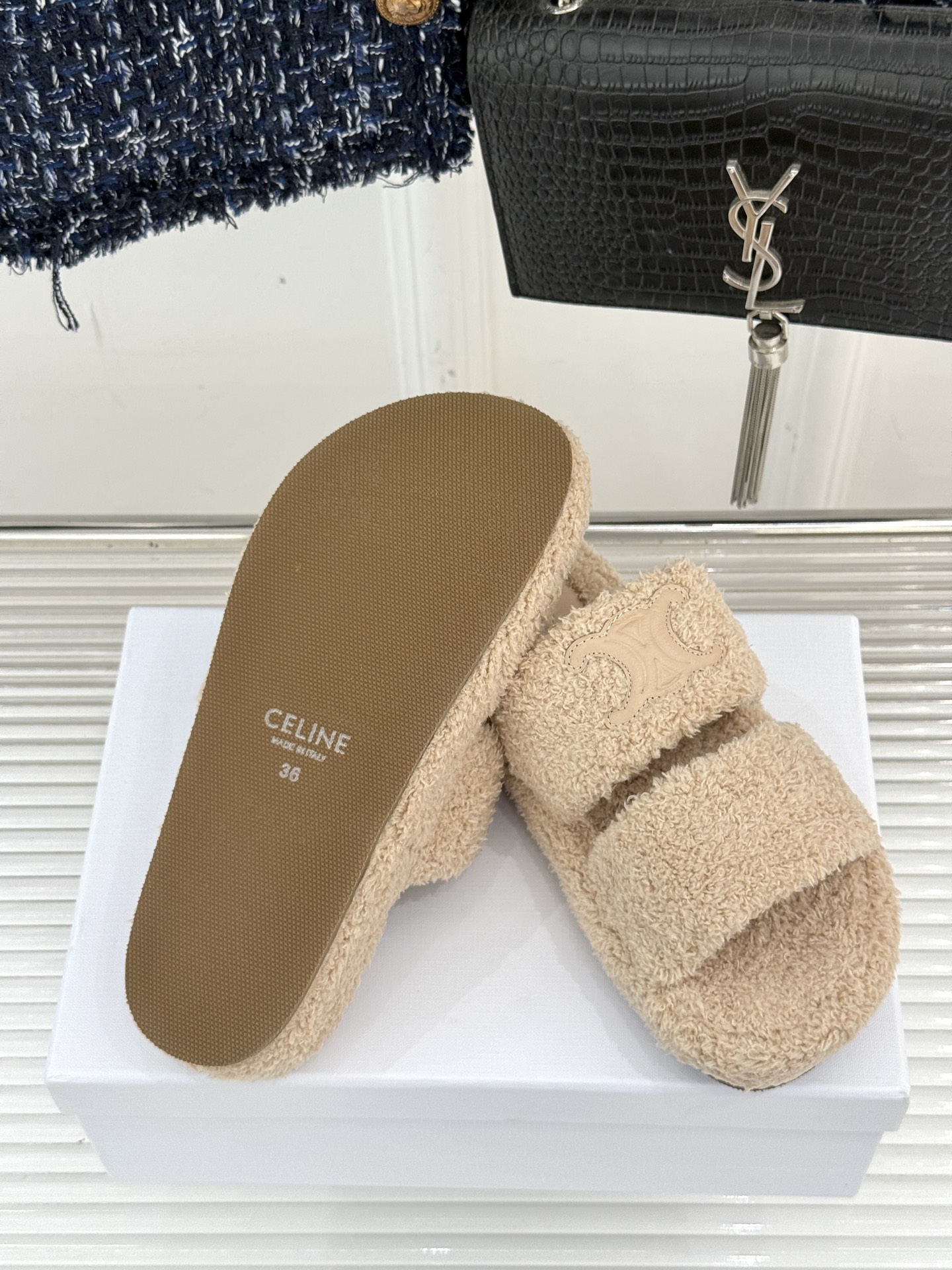 
Celine /塞琳25WF秋冬新品凯旋门毛拖
秋冬氛围感直接拉满的凯旋门毛拖
时髦精的冬日秘籍✨谁穿
