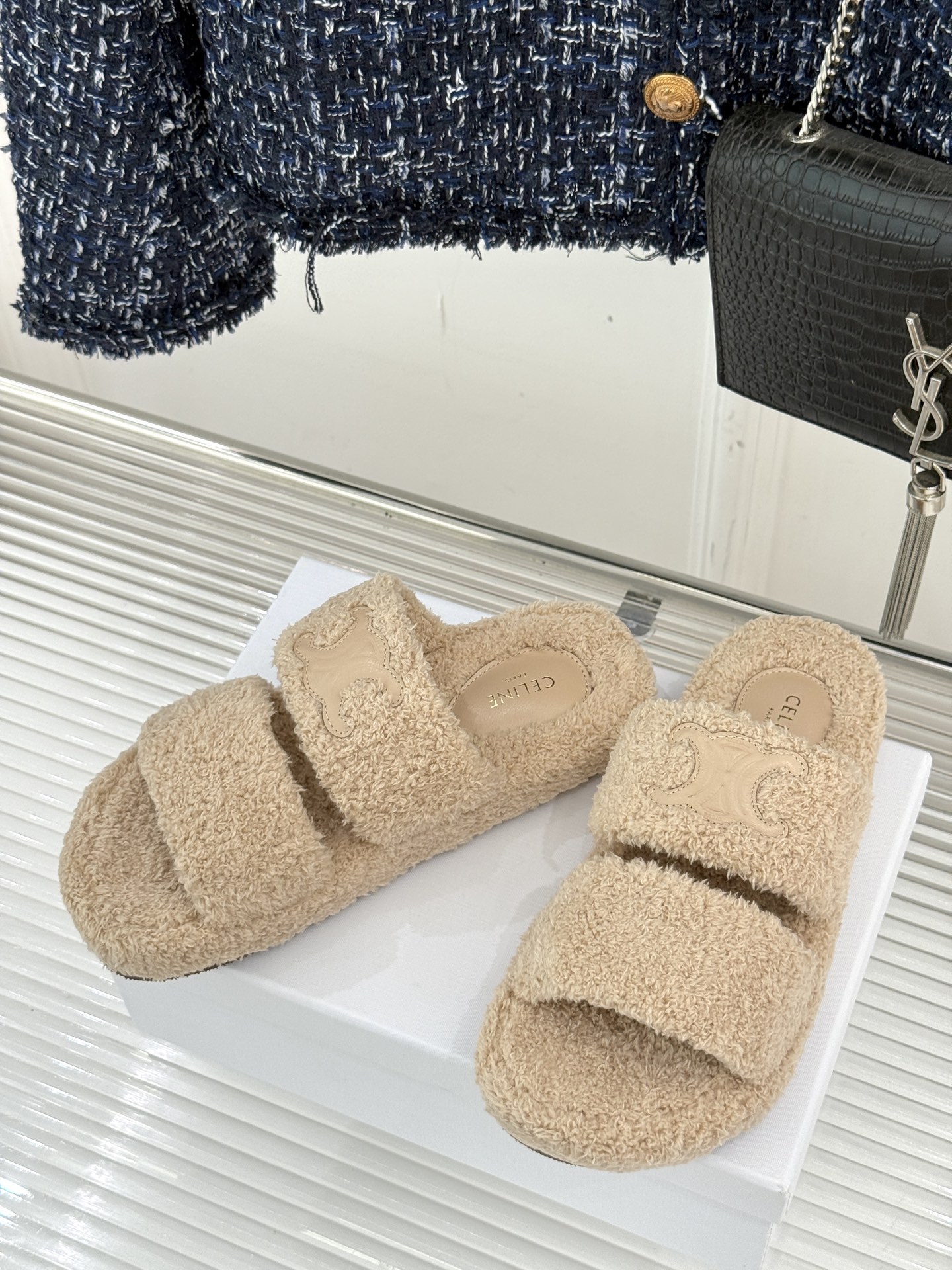 
Celine /塞琳25WF秋冬新品凯旋门毛拖
秋冬氛围感直接拉满的凯旋门毛拖
时髦精的冬日秘籍✨谁穿