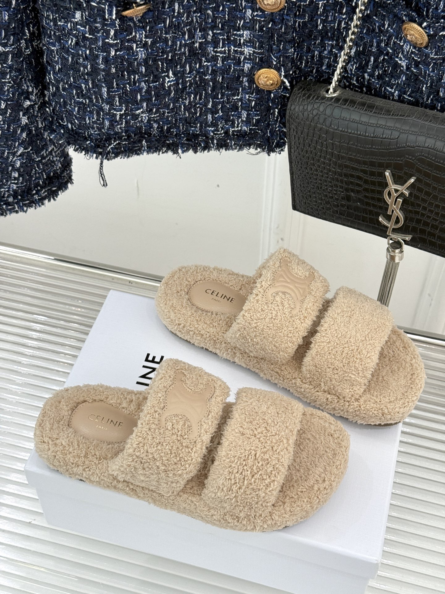 
Celine /塞琳25WF秋冬新品凯旋门毛拖
秋冬氛围感直接拉满的凯旋门毛拖
时髦精的冬日秘籍✨谁穿