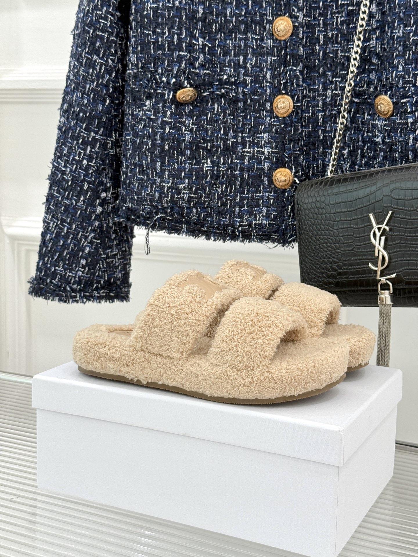 
Celine /塞琳25WF秋冬新品凯旋门毛拖
秋冬氛围感直接拉满的凯旋门毛拖
时髦精的冬日秘籍✨谁穿