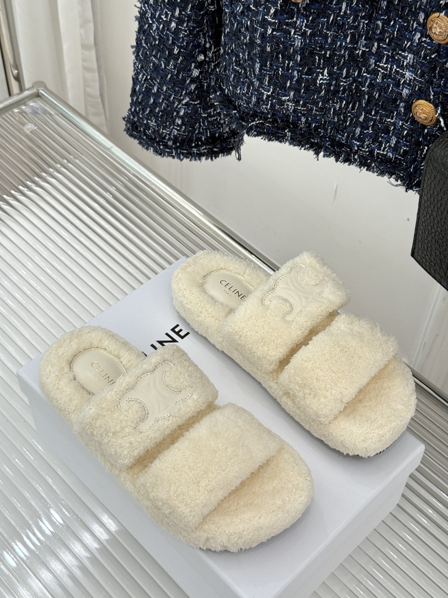 
Celine /塞琳25WF秋冬新品凯旋门毛拖
秋冬氛围感直接拉满的凯旋门毛拖
时髦精的冬日秘籍✨谁穿