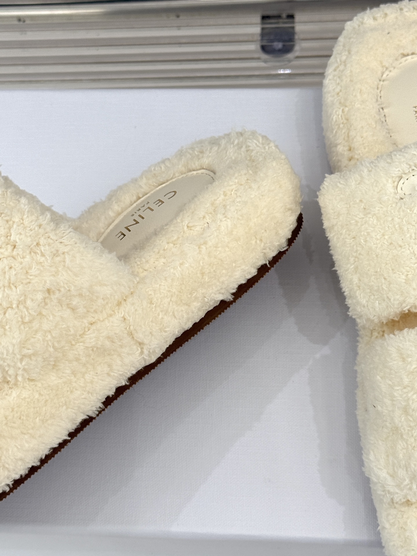 
Celine /塞琳25WF秋冬新品凯旋门毛拖
秋冬氛围感直接拉满的凯旋门毛拖
时髦精的冬日秘籍✨谁穿