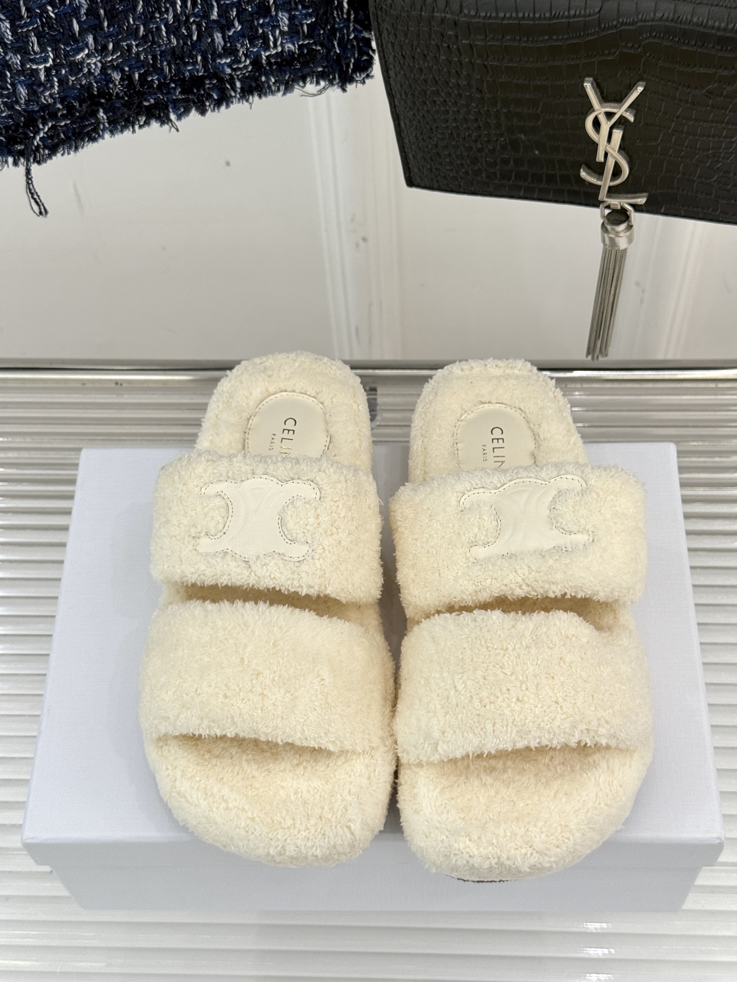 
Celine /塞琳25WF秋冬新品凯旋门毛拖
秋冬氛围感直接拉满的凯旋门毛拖
时髦精的冬日秘籍✨谁穿