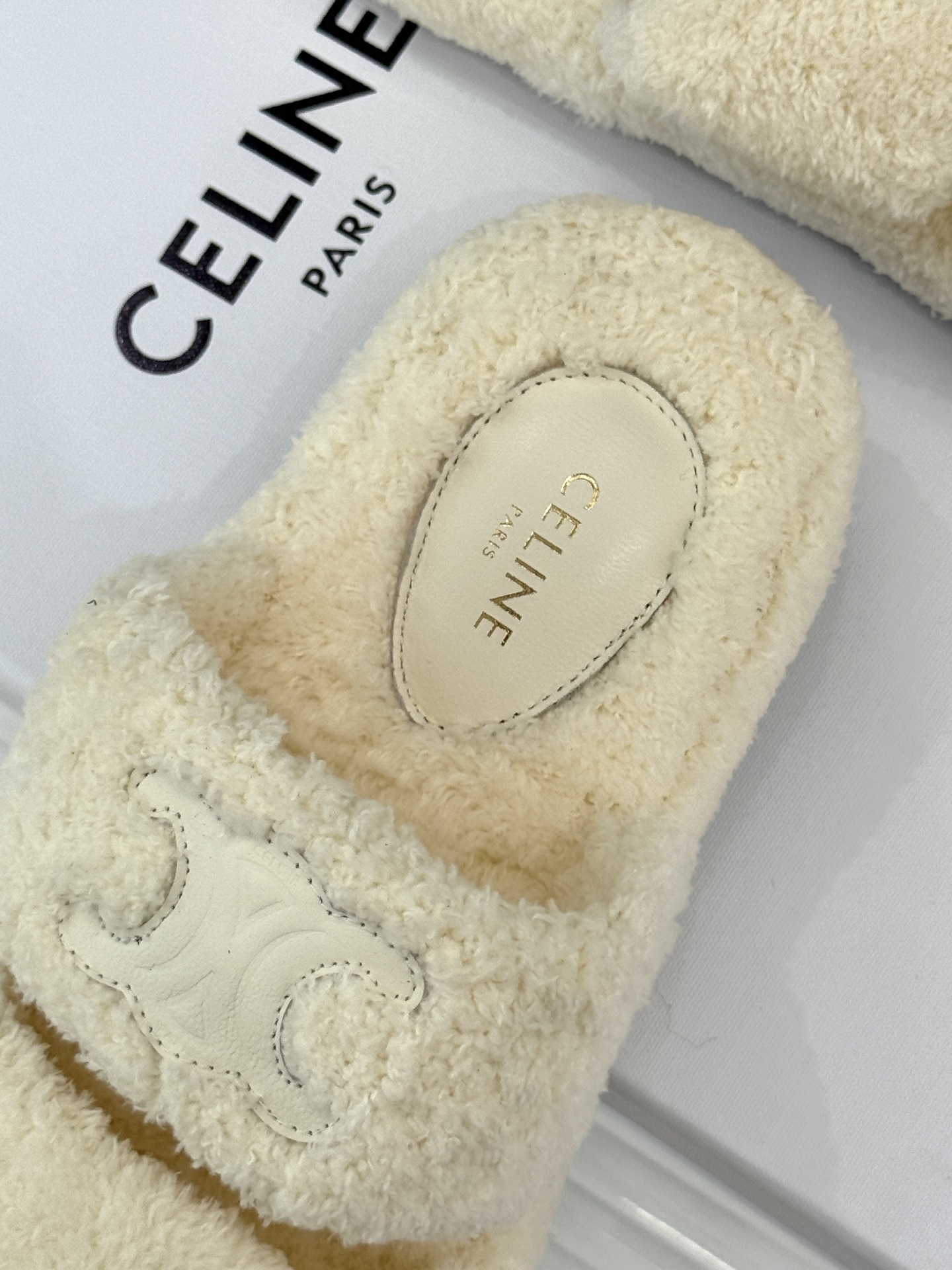 
Celine /塞琳25WF秋冬新品凯旋门毛拖
秋冬氛围感直接拉满的凯旋门毛拖
时髦精的冬日秘籍✨谁穿