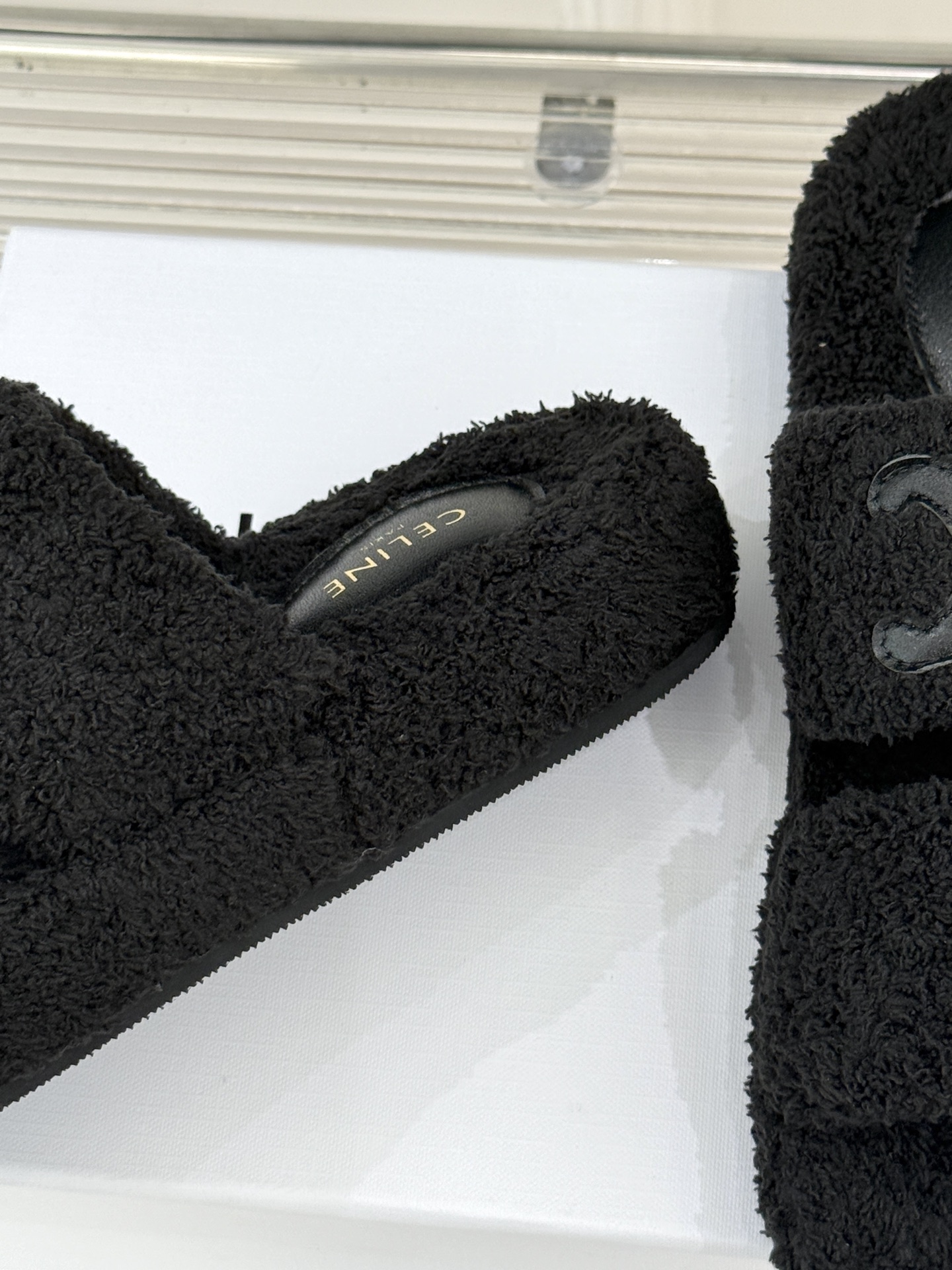 
Celine /塞琳25WF秋冬新品凯旋门毛拖
秋冬氛围感直接拉满的凯旋门毛拖
时髦精的冬日秘籍✨谁穿
