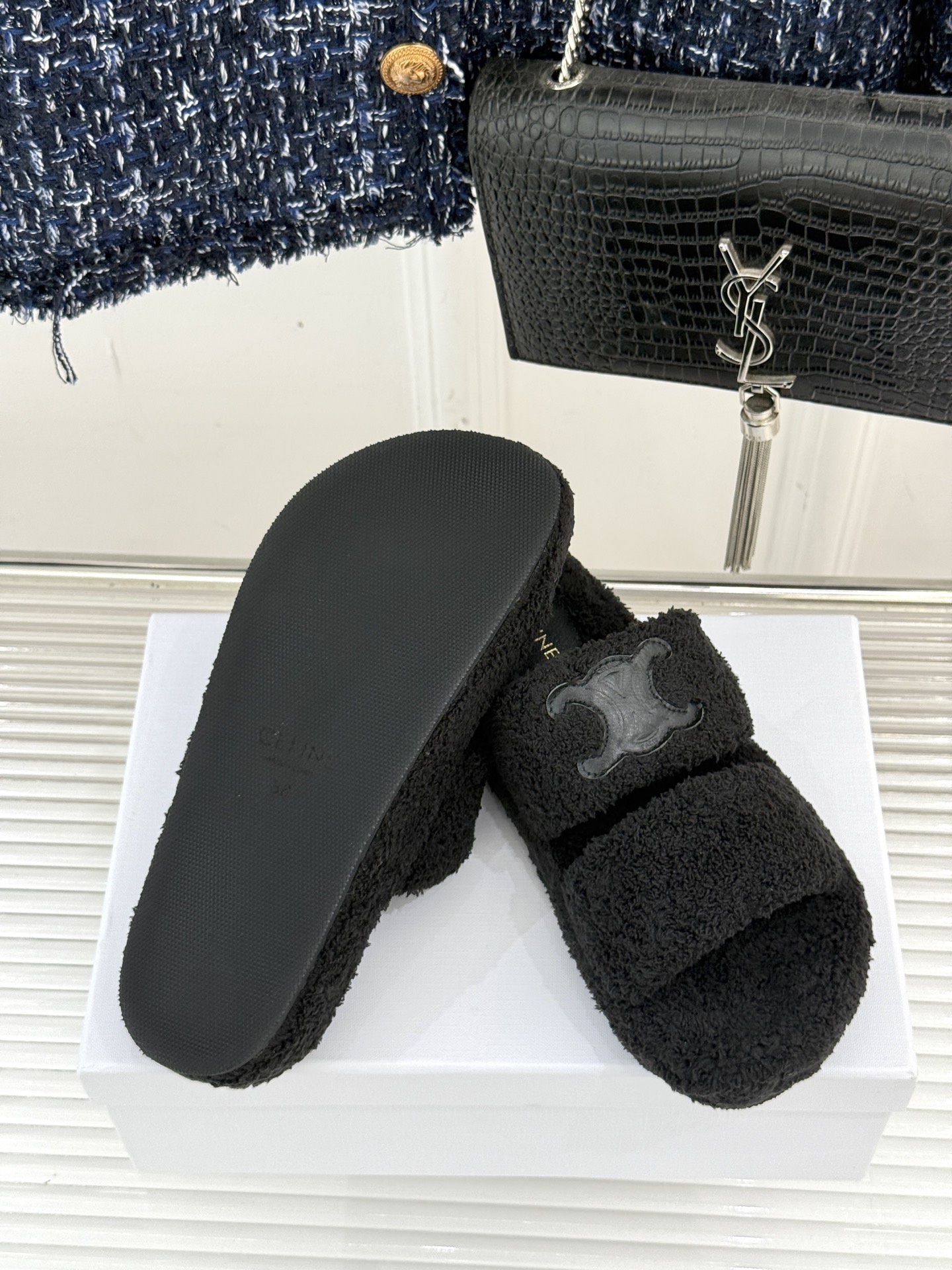 
Celine /塞琳25WF秋冬新品凯旋门毛拖
秋冬氛围感直接拉满的凯旋门毛拖
时髦精的冬日秘籍✨谁穿