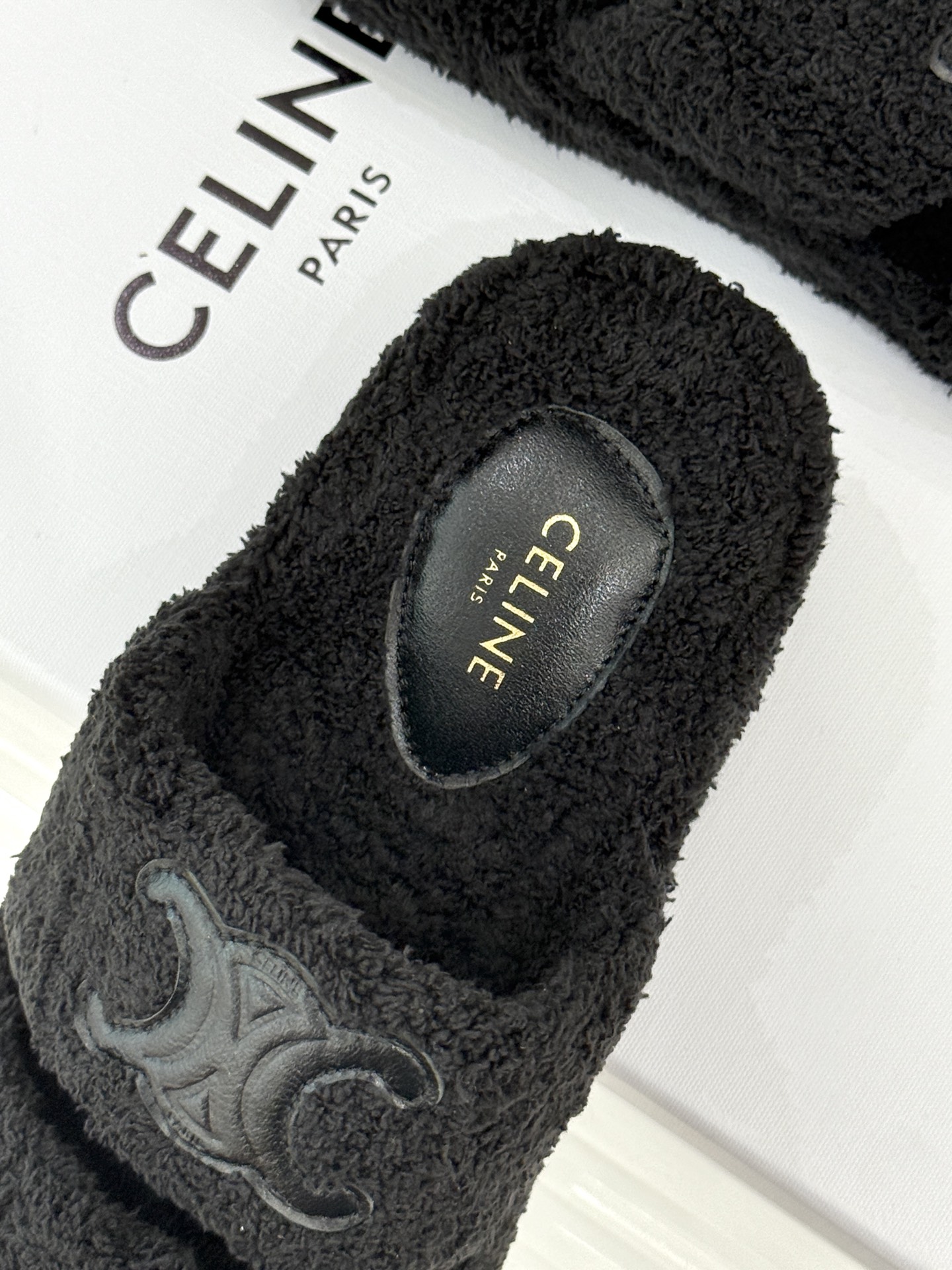 
Celine /塞琳25WF秋冬新品凯旋门毛拖
秋冬氛围感直接拉满的凯旋门毛拖
时髦精的冬日秘籍✨谁穿