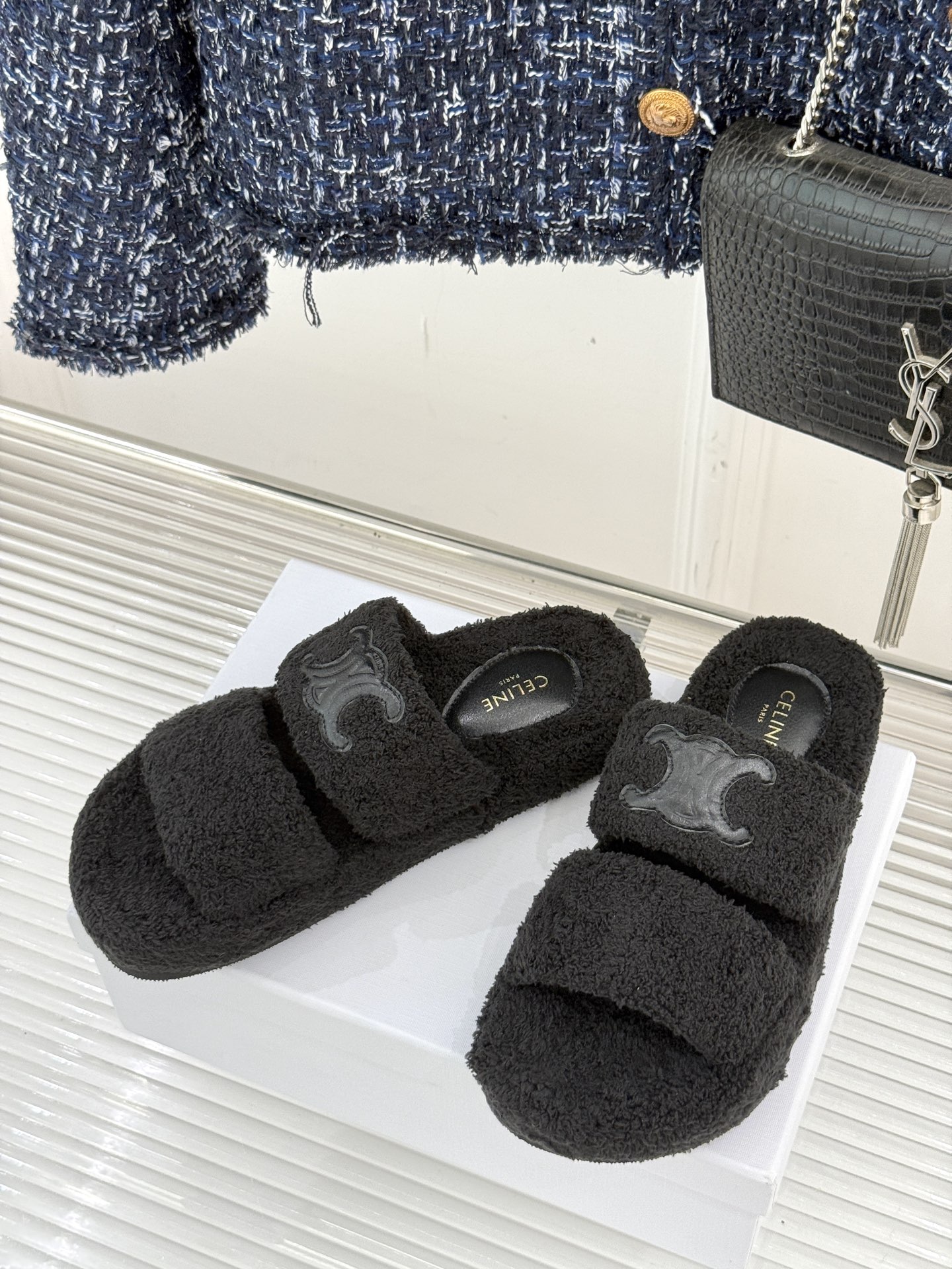 
Celine /塞琳25WF秋冬新品凯旋门毛拖
秋冬氛围感直接拉满的凯旋门毛拖
时髦精的冬日秘籍✨谁穿