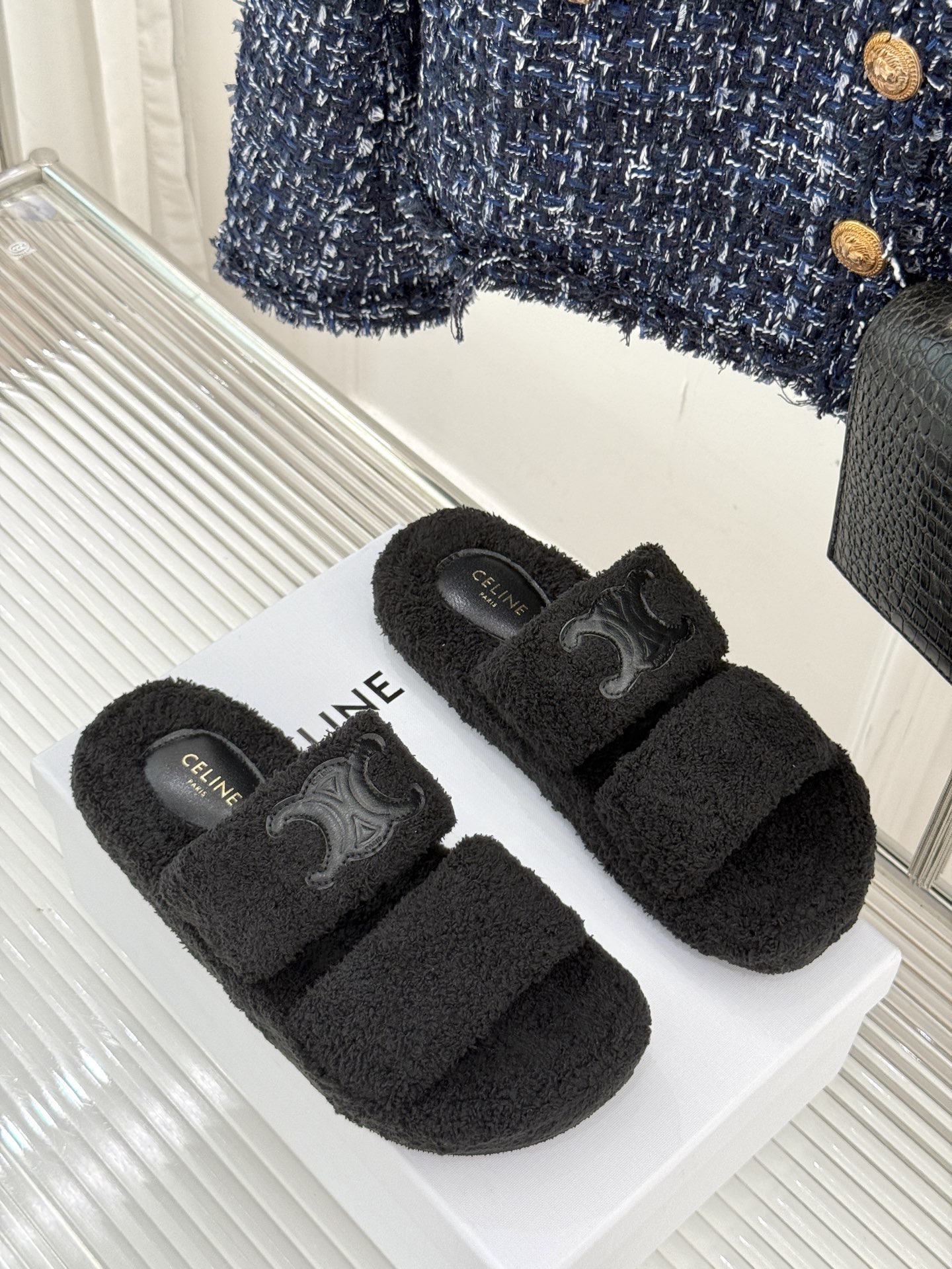 
Celine /塞琳25WF秋冬新品凯旋门毛拖
秋冬氛围感直接拉满的凯旋门毛拖
时髦精的冬日秘籍✨谁穿