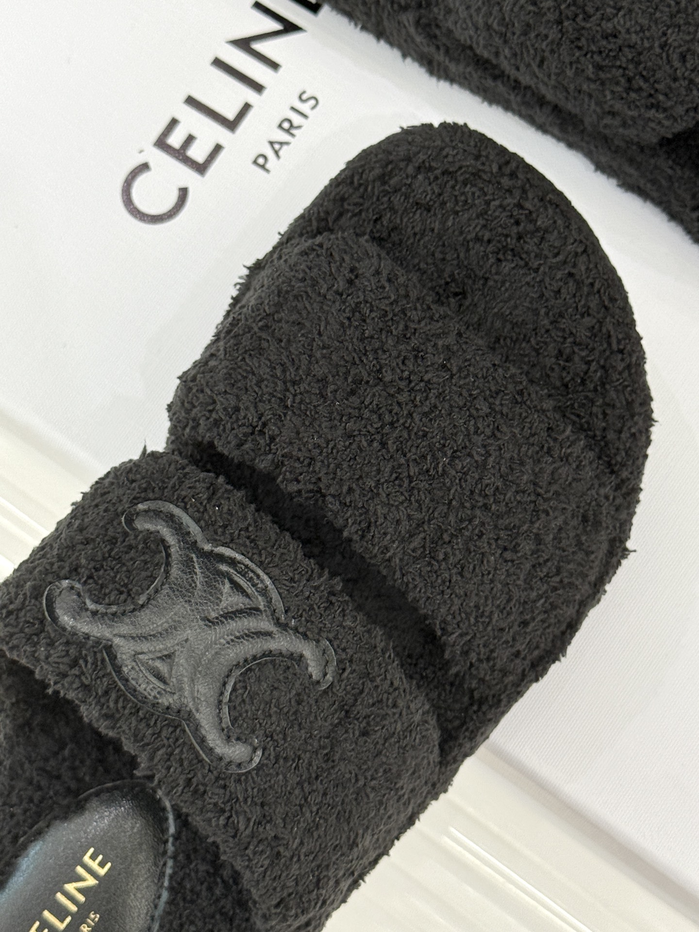 
Celine /塞琳25WF秋冬新品凯旋门毛拖
秋冬氛围感直接拉满的凯旋门毛拖
时髦精的冬日秘籍✨谁穿