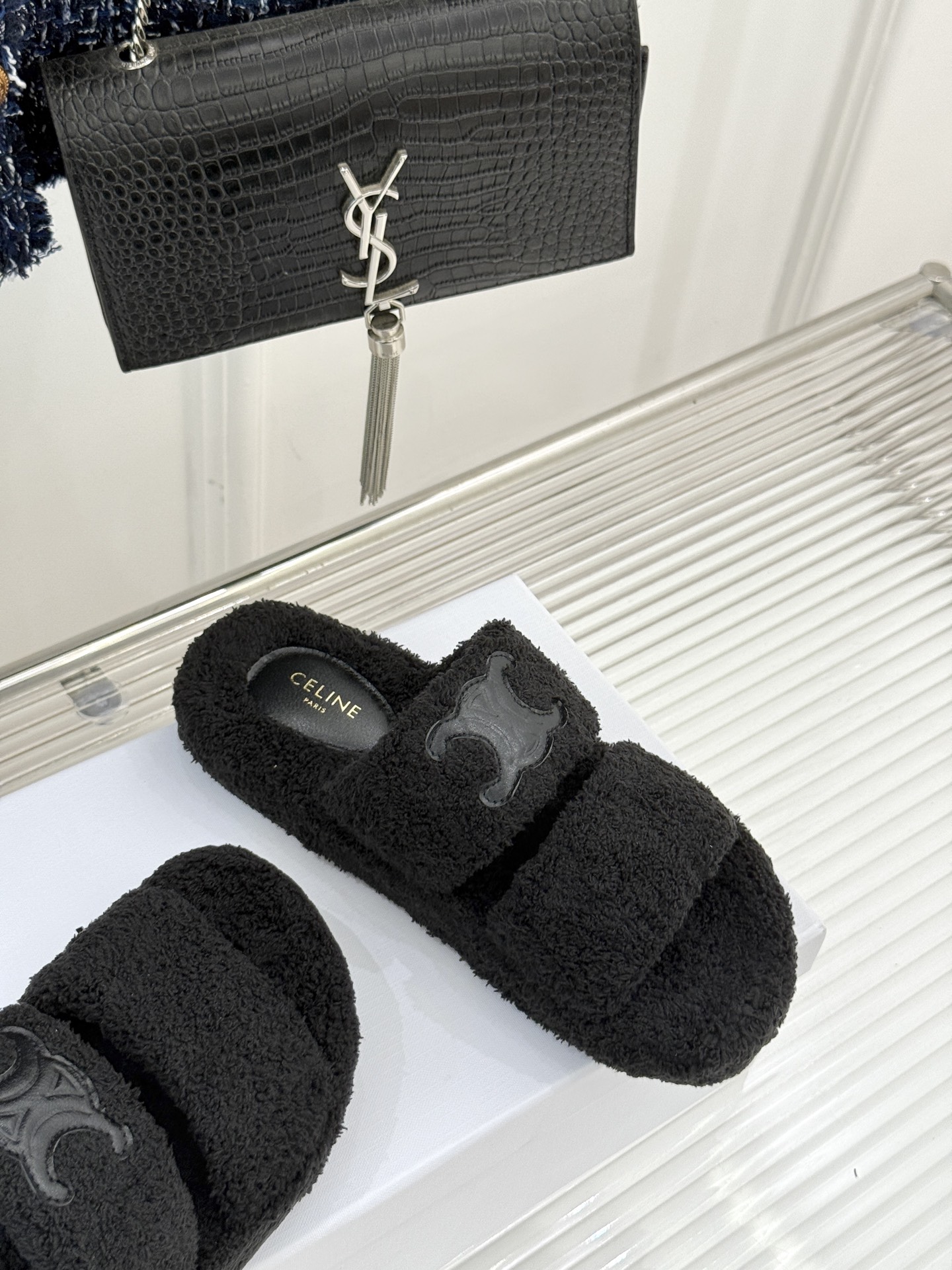 
Celine /塞琳25WF秋冬新品凯旋门毛拖
秋冬氛围感直接拉满的凯旋门毛拖
时髦精的冬日秘籍✨谁穿