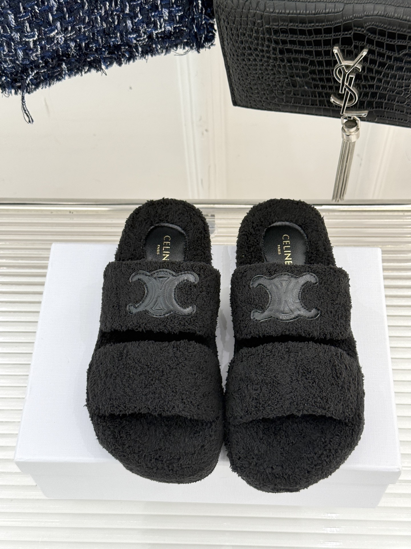 
Celine /塞琳25WF秋冬新品凯旋门毛拖
秋冬氛围感直接拉满的凯旋门毛拖
时髦精的冬日秘籍✨谁穿